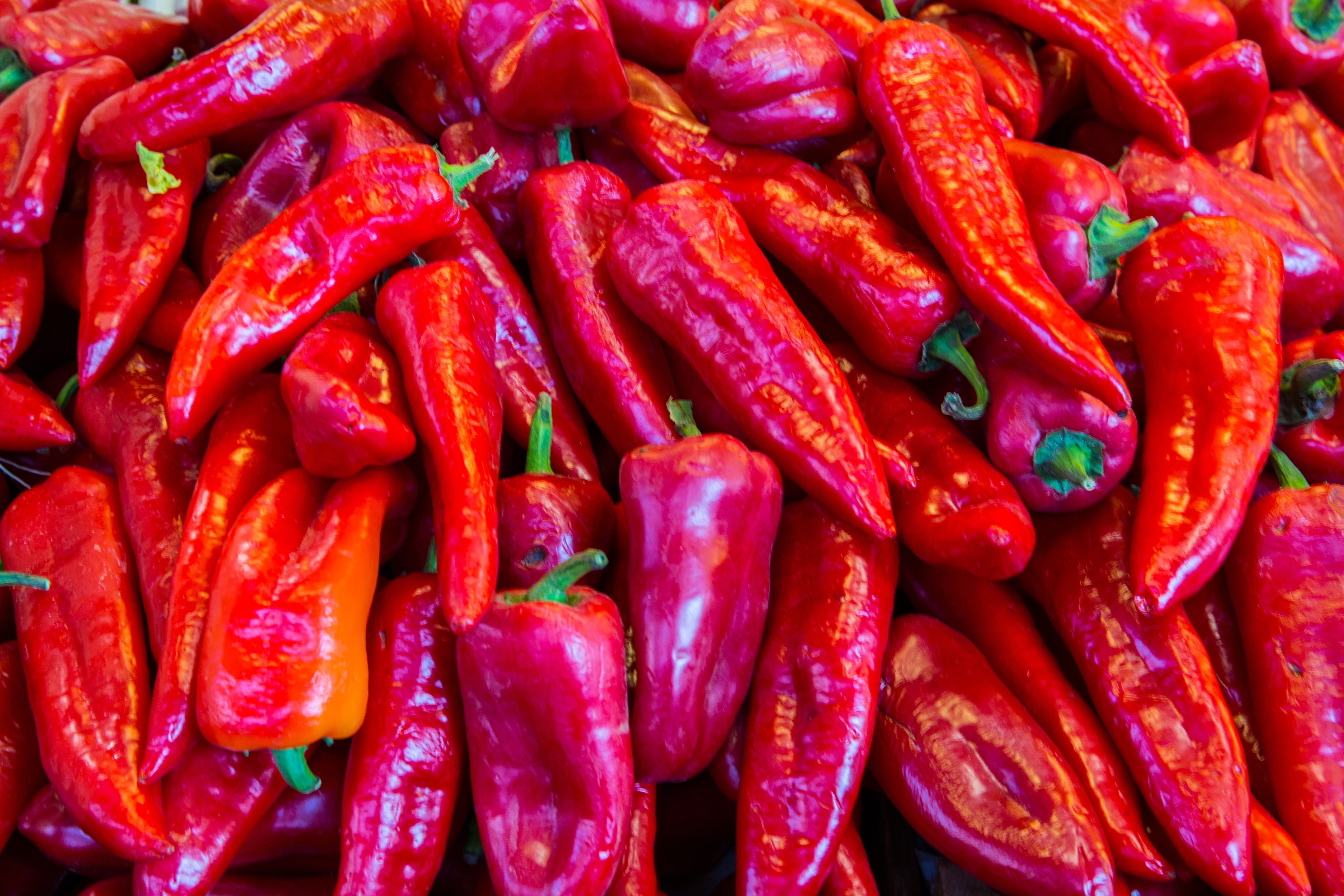 vegetables, sharp, market, fiery, for sale, nachtschattengewächs, pepper, full frame, backgrounds, 4K, freshness, market stall, no people, chili peppers, HD Wallpaper