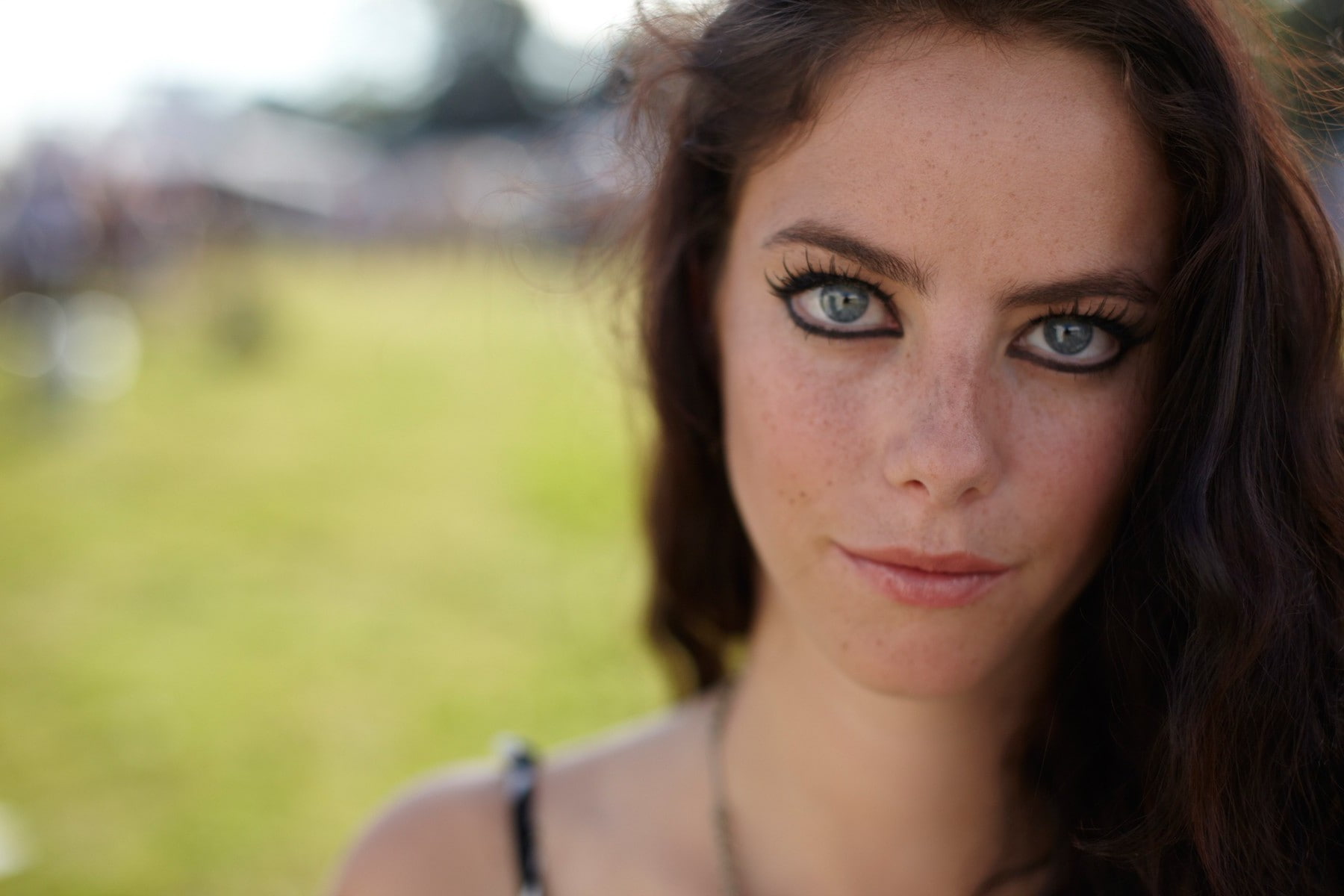 720P, Women Outdoors, Kaya Scodelario, Kohl Eyes, blue eyes, women, Freckles, brunette, HD Wallpaper