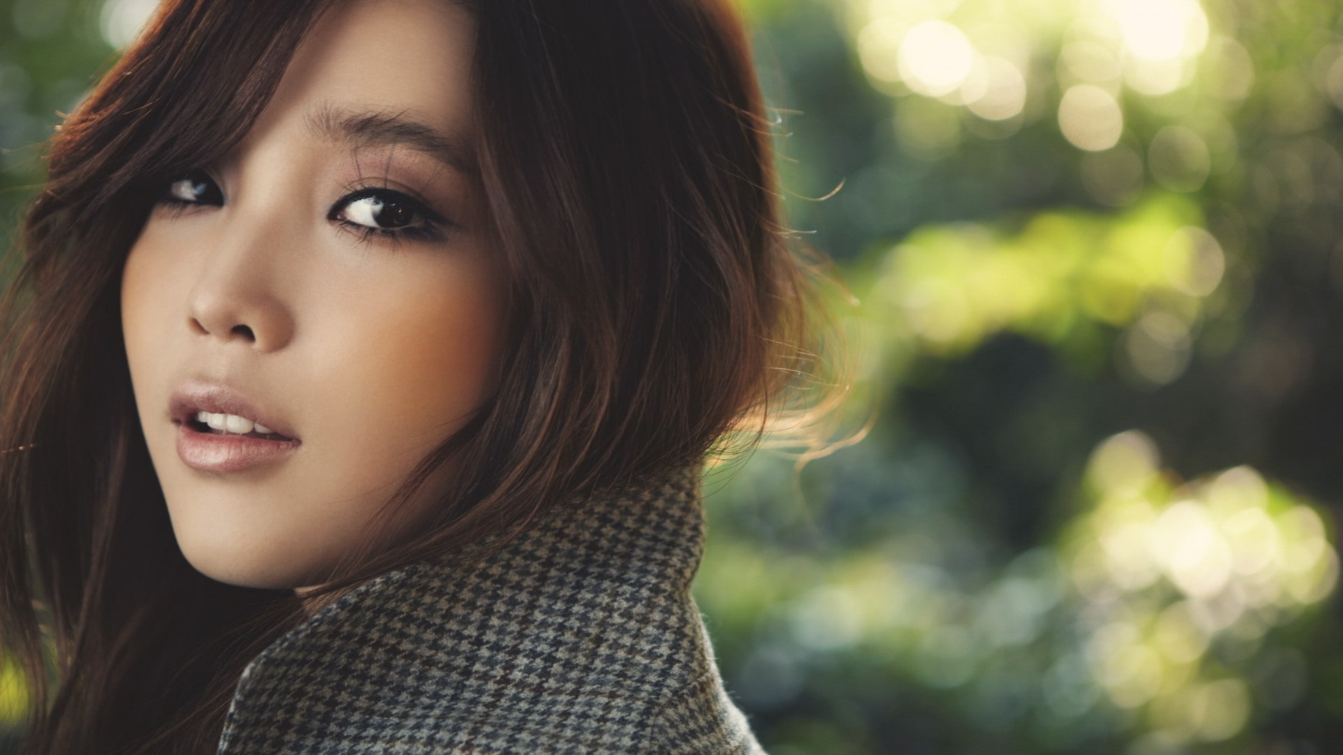 women, Coats, Looking At Viewer, brunette, Asian, 1080P, Brown Eyes, IU, Looking Back, korean, Kohl Eyes, HD Wallpaper