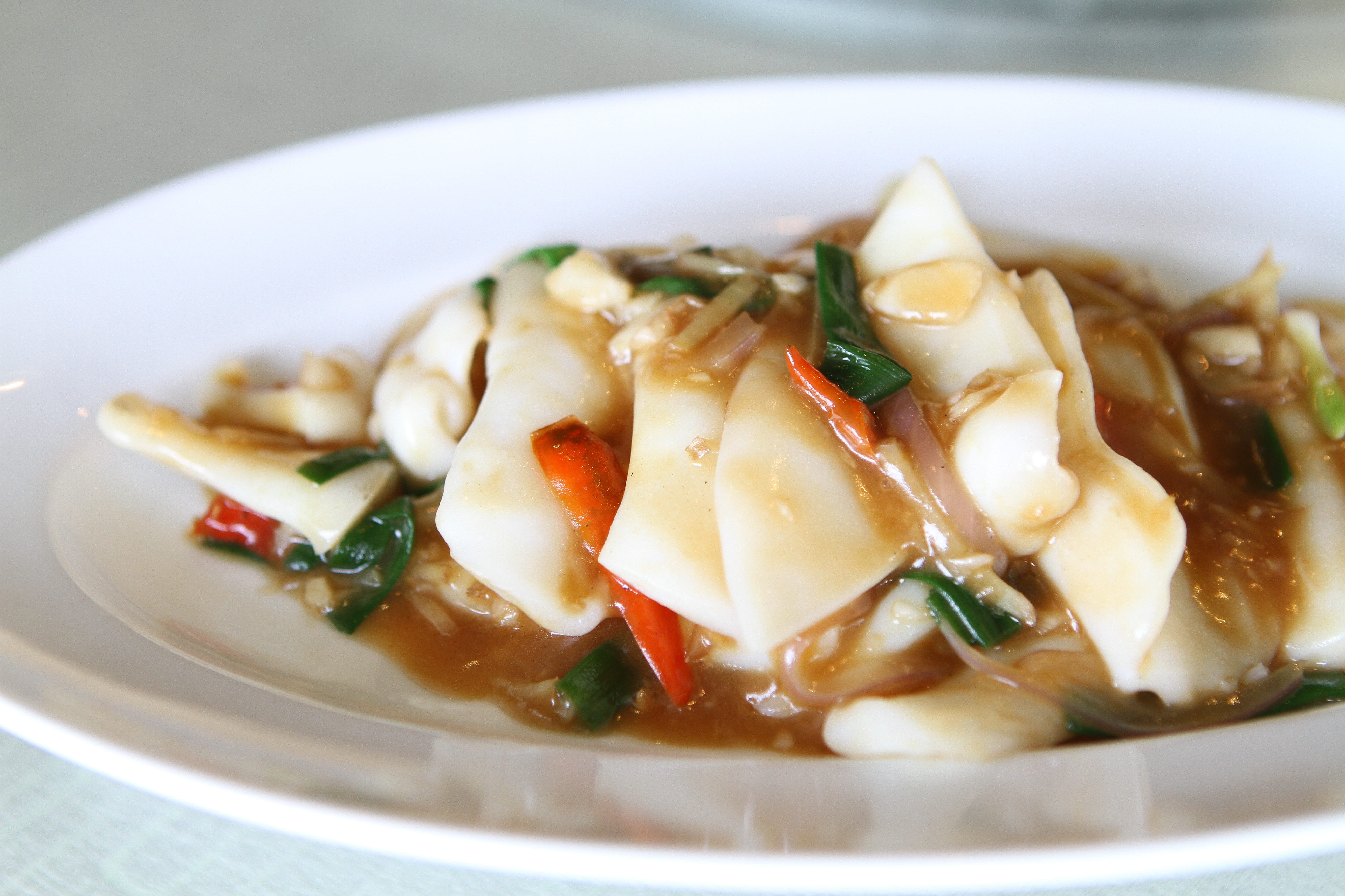 asian food, selective focus, close-up, indoors, meal, healthy eating, seafood, freshness, 5K, dish, stir fried squid, chinese food, white, no people, bowl, HD Wallpaper