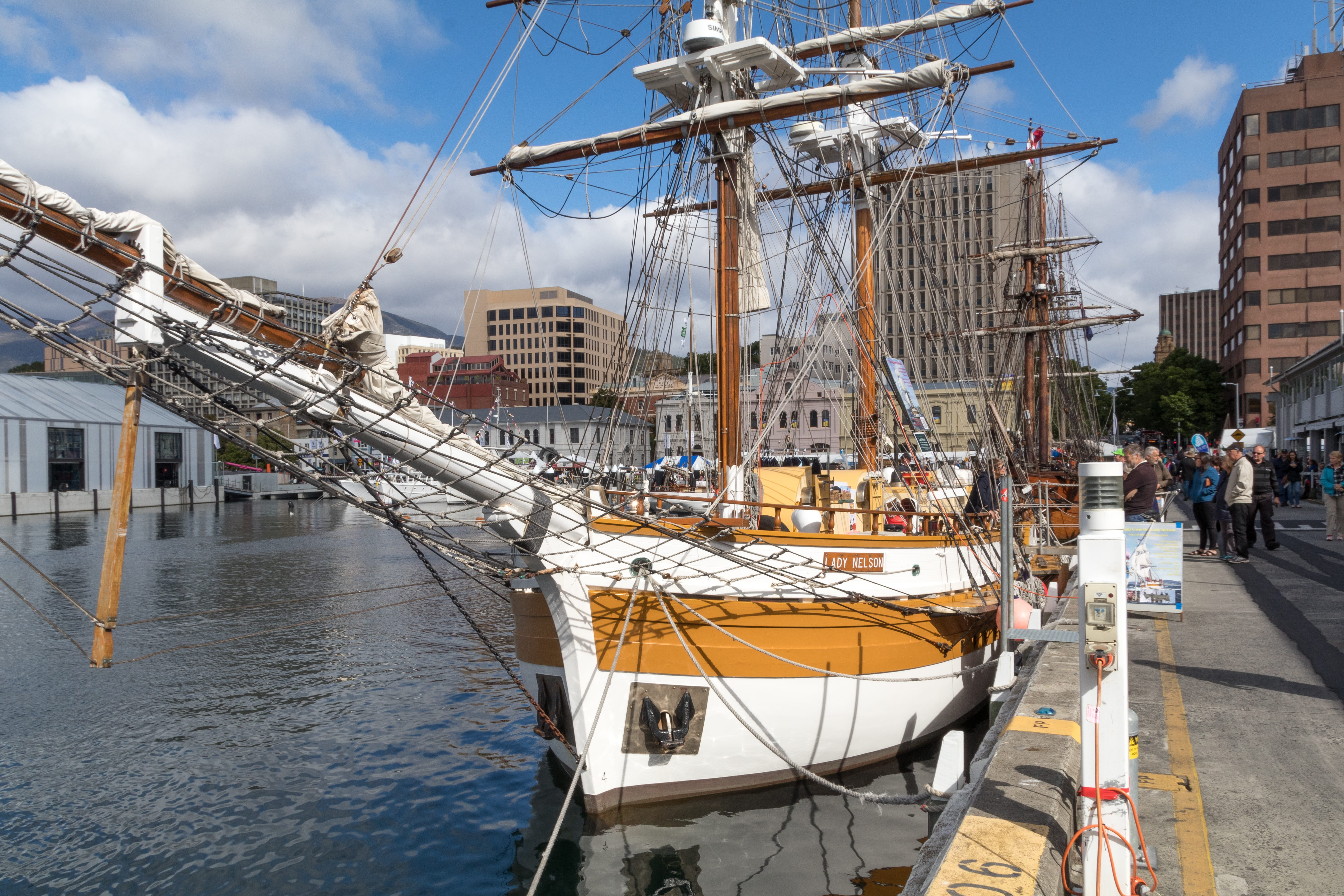 tourist, Tasmania, mode of transportation, water, building exterior, city, passenger craft, built structure, nature, transportation, moored, architecture, HD Wallpaper