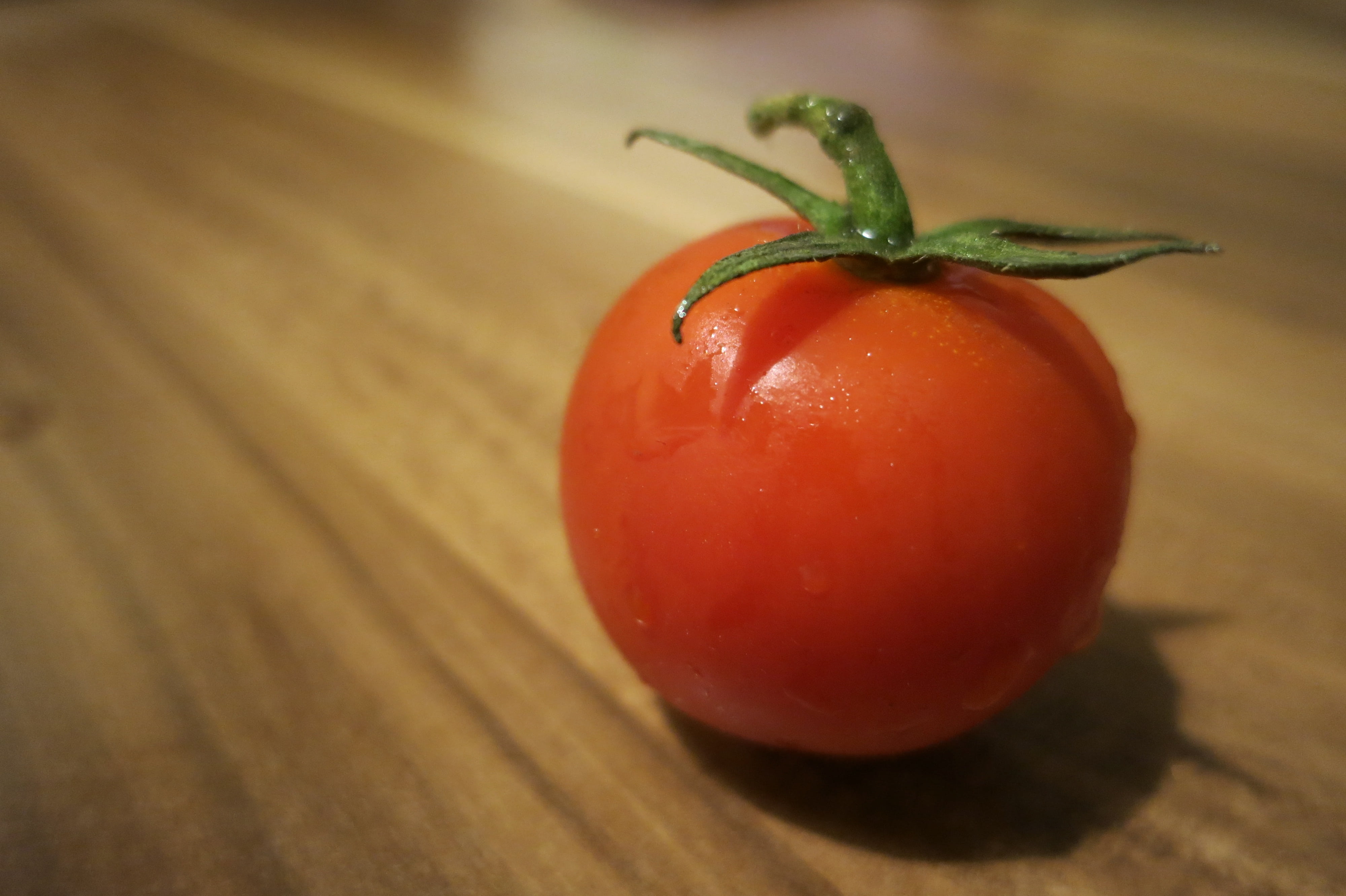 vegetables, ripe, single object, still life, kitchen, 4K, healthy, surface, wood - material, indoors, table, nutrition, red, close-up, vegetable, tomato, HD Wallpaper