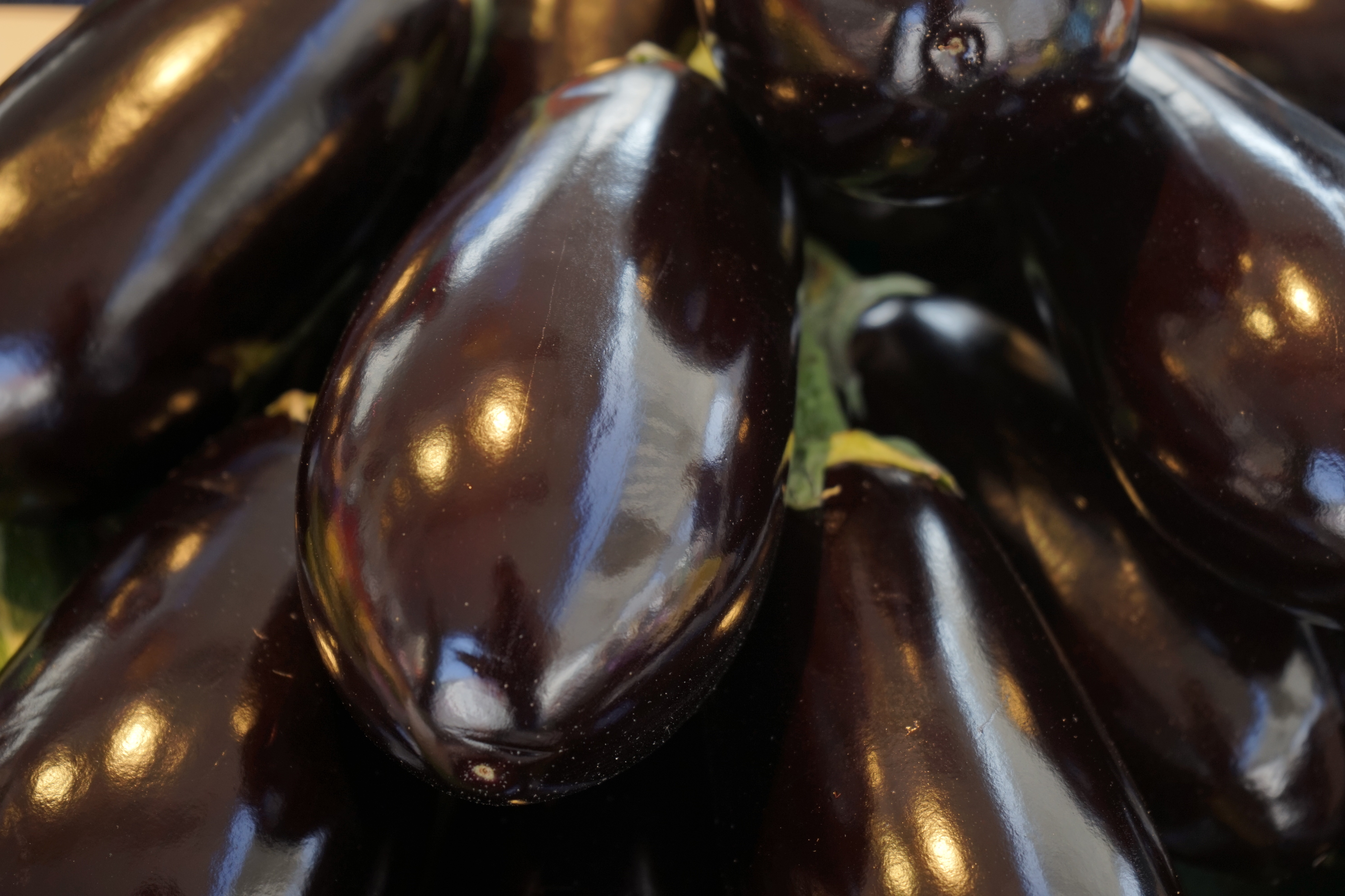 5K, no people, glass - material, glass, olive, focus on foreground, shiny, food and drink, bottle, eggplant, container, wine, food, indoors, nightshade, HD Wallpaper