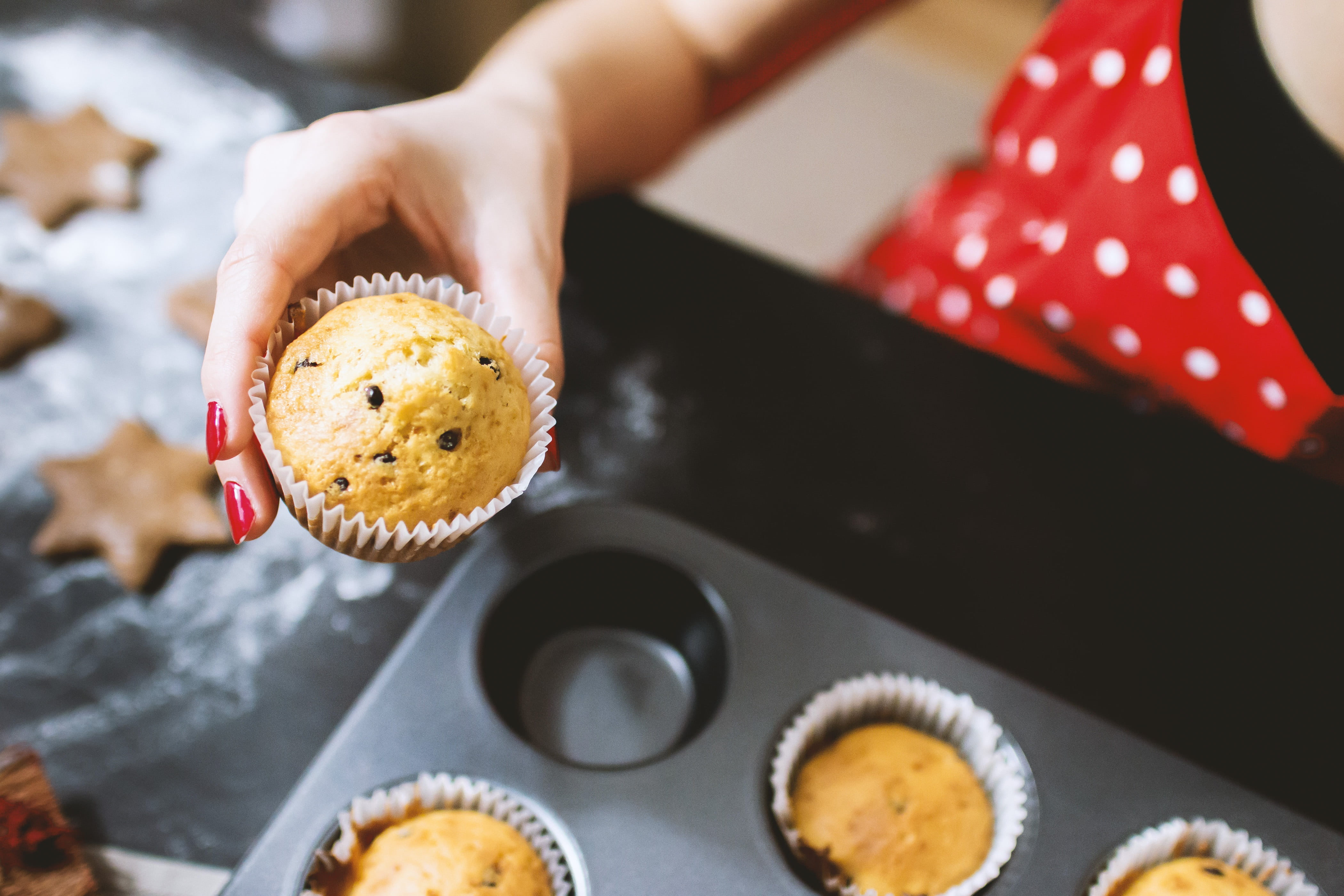 girl, hands, preparing food, baking sheet, sunny side up, domestic room, christmas, muffins, sweet food, indoors, hand, food and drink, fried, kitchen, HD Wallpaper