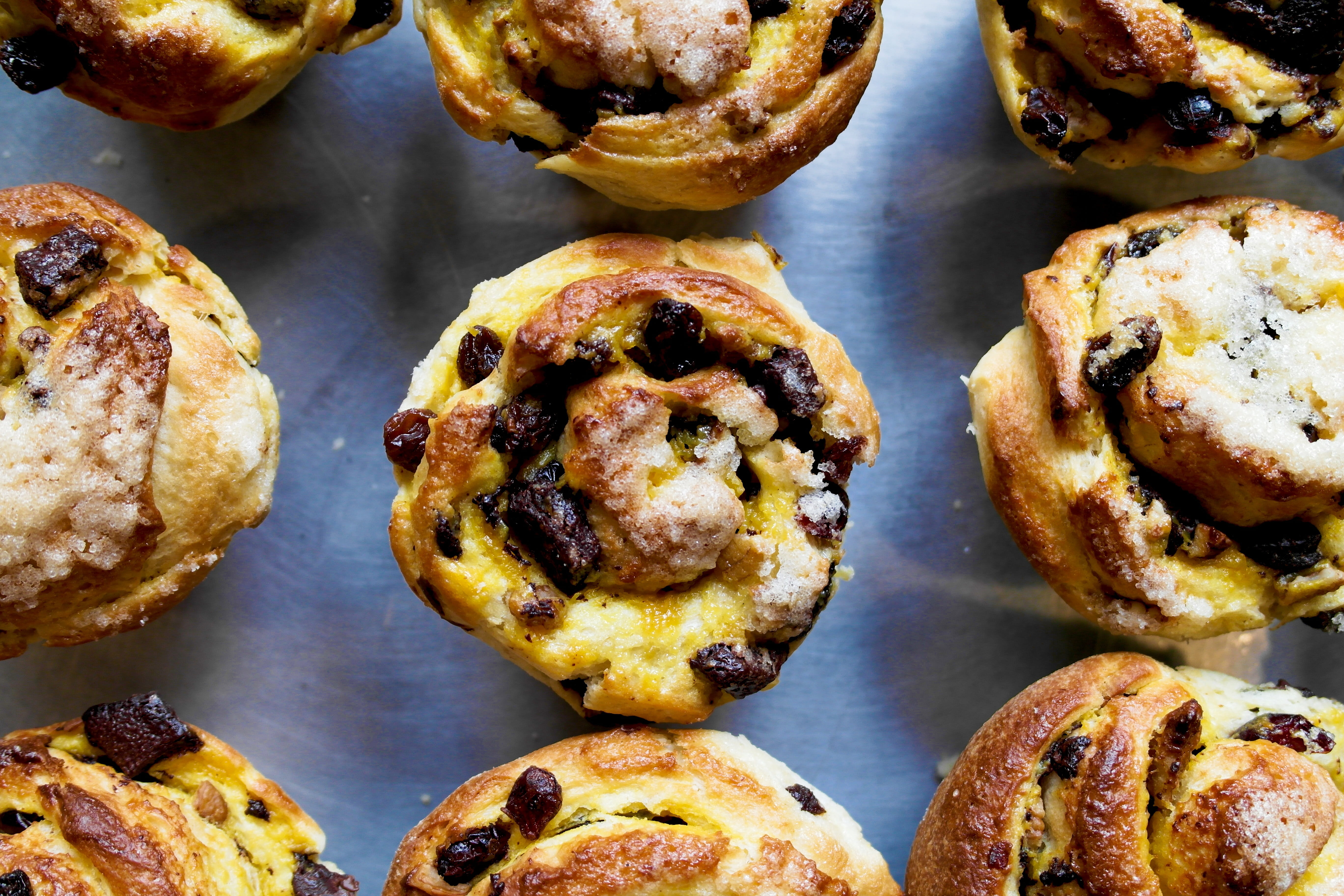 food, indoors, pastelería, dessert, rol, 5K, freshness, cinnamon, high angle view, muffin, in a row, fruit, bake, indulgence, roll, close-up, cupcakes, HD Wallpaper