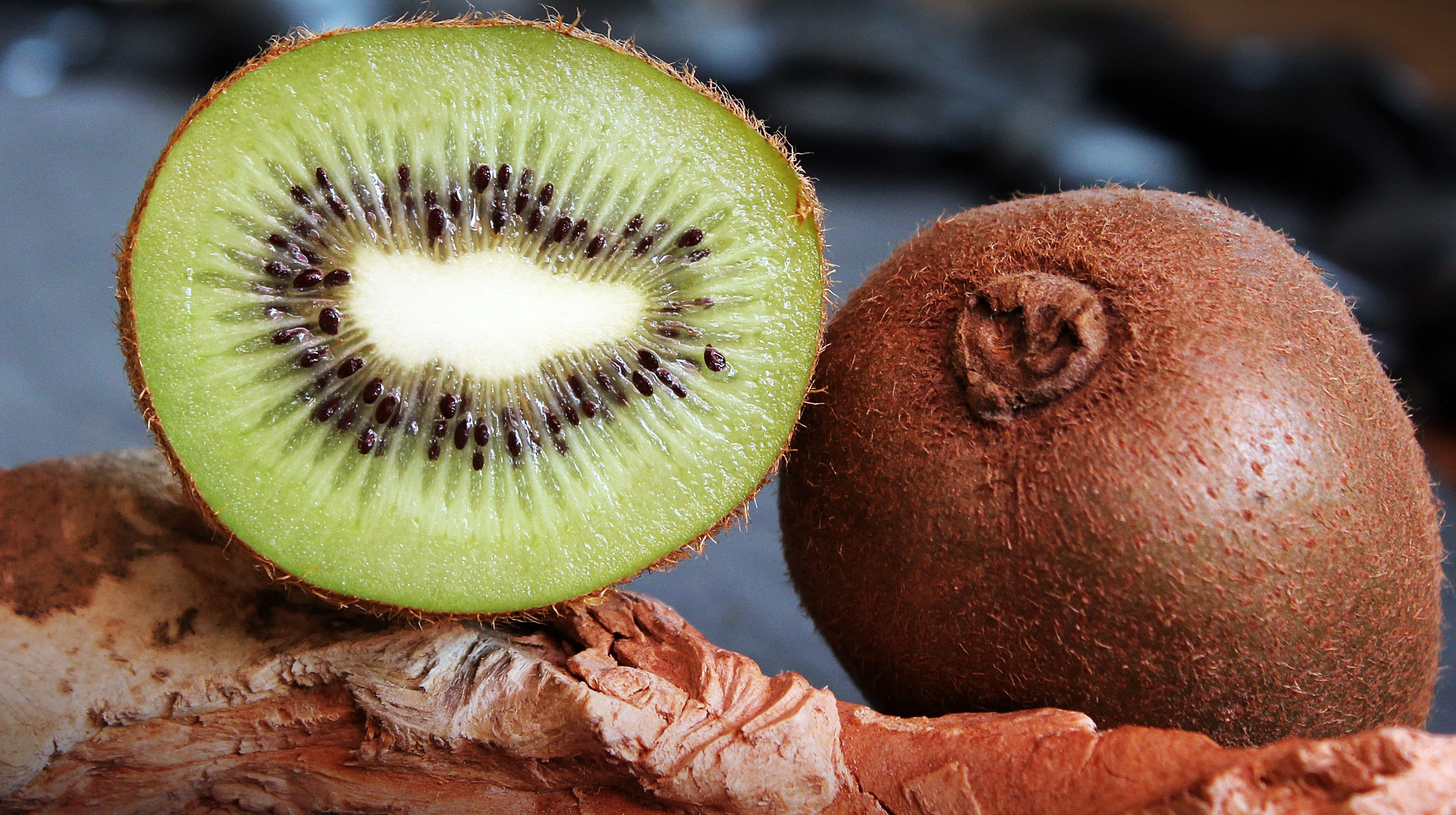 cross section, eat, food, no people, sweet, whole fruit, wellbeing, half fruit, snack, food and drink, vitamins, green, close-up, kiwi - fruit, slice, chinese gooseberry, HD Wallpaper