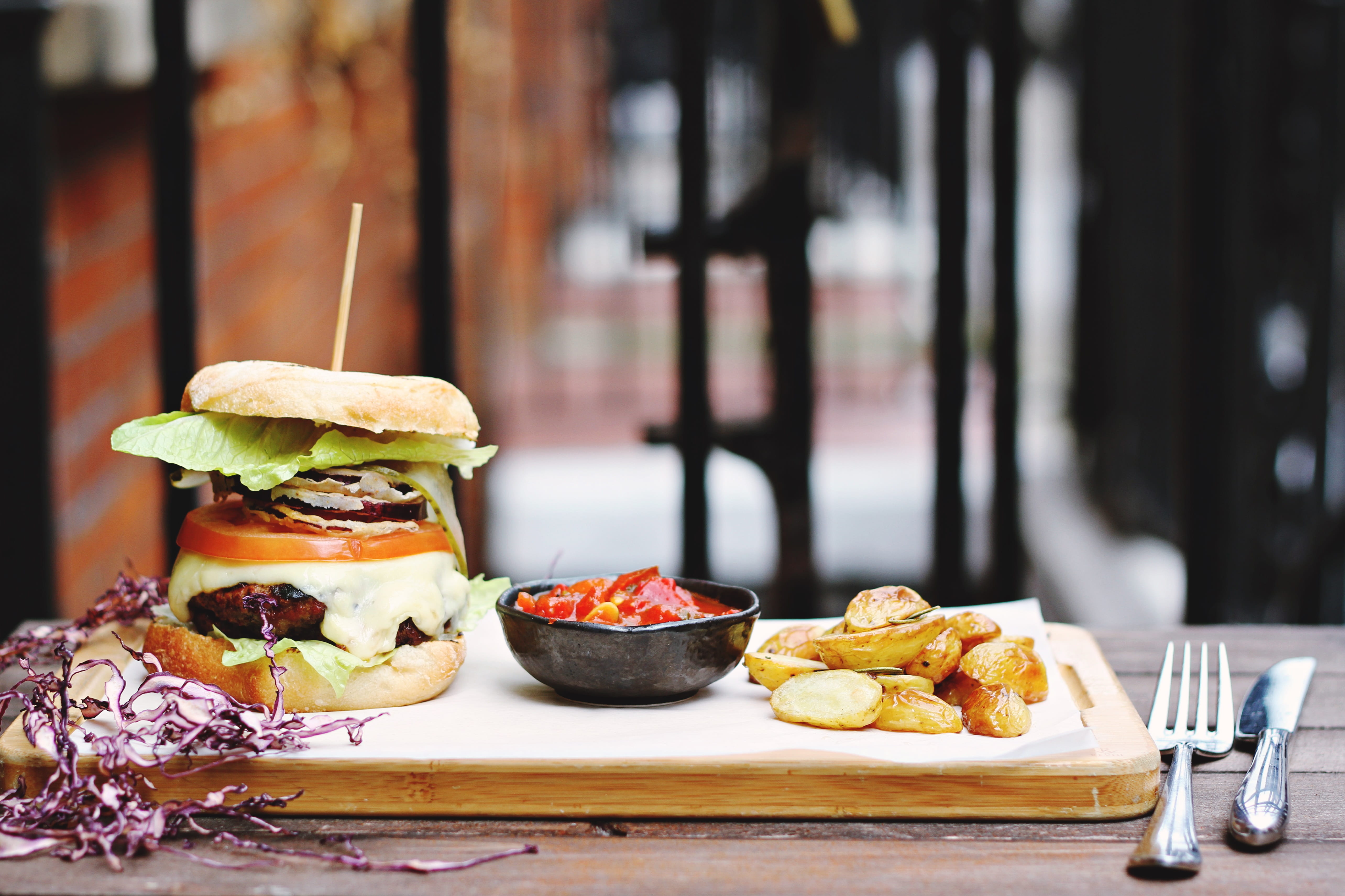 roll, bun, no People, gourmet, salsa, burger, potatoes, fast Food, temptation, lunch, 5K, sandwich, wood - Material, cheese, bread, cheeseburger, onion, HD Wallpaper