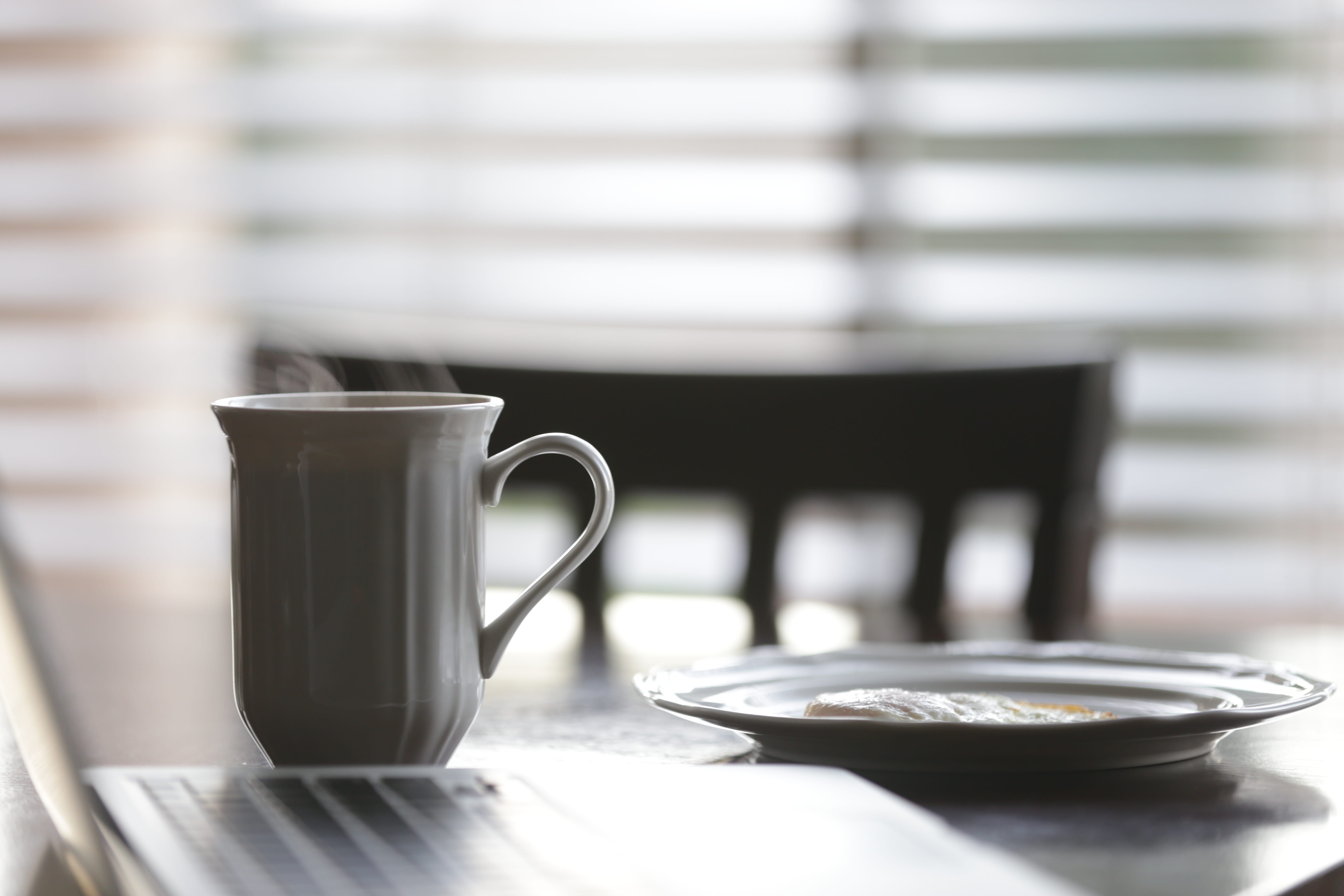 5K, shallow, focus, refreshment, breakfast, plate, tea - hot drink, drink, indoors, coffee, computer, saucer, caffeine, still life, crockery, absence, HD Wallpaper