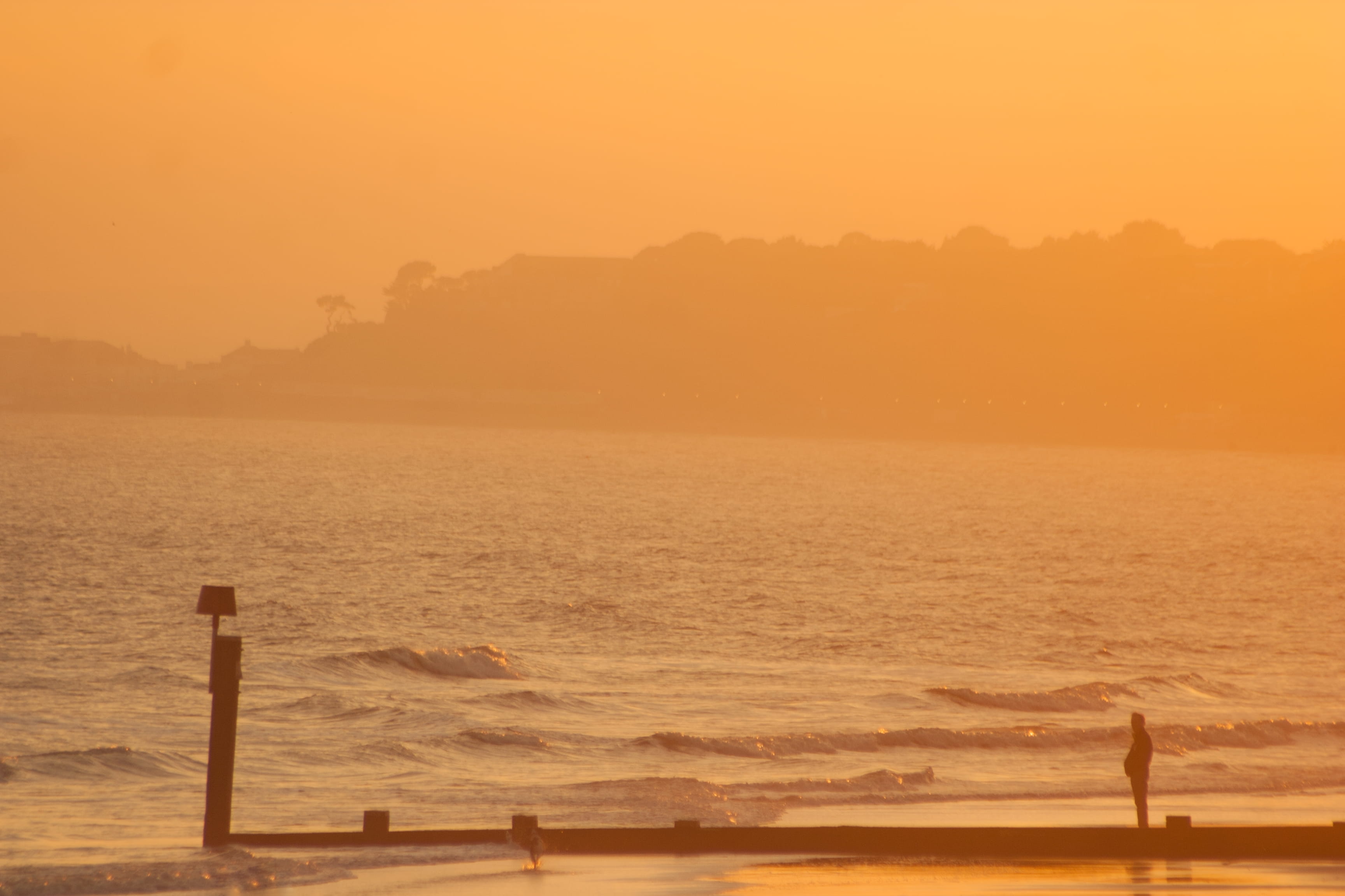 wooden post, silhouette, beach, motion, mountain, two people, water, real people, burnemouth, bournemouth, orange color, united kingdom, nature, scenics - nature, HD Wallpaper