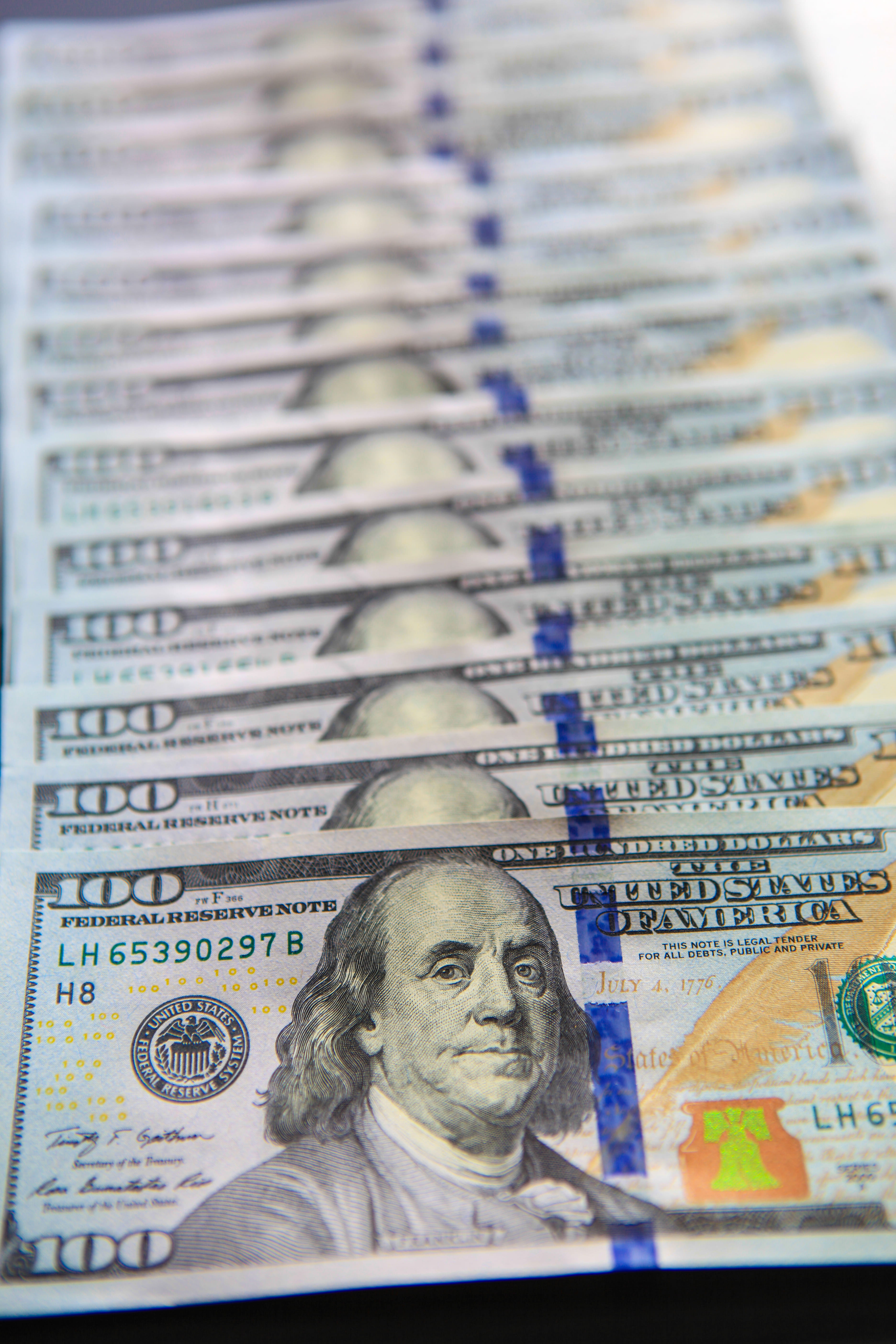 bank-note, 100, one, debt, 5K, nobody, wealth, design, business, rich, male likeness, cash, full frame, bundle, finance, dollars, money, selective focus, Phone HD Wallpaper