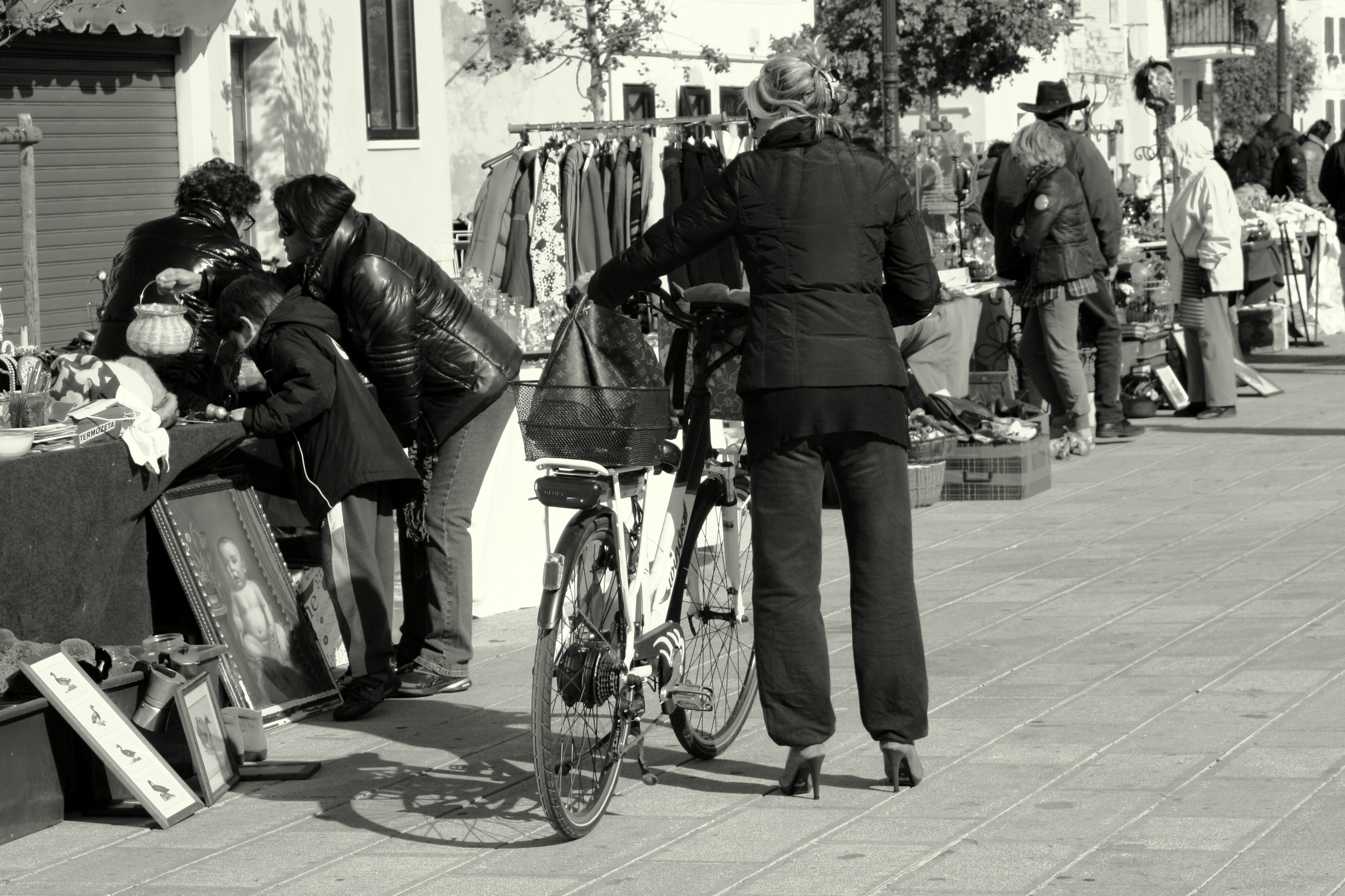 bicycle, rear view, fleamarket, day, large group of people, good bargain, building exterior, women, crowd, full length, people, transportation, lifestyles, HD Wallpaper