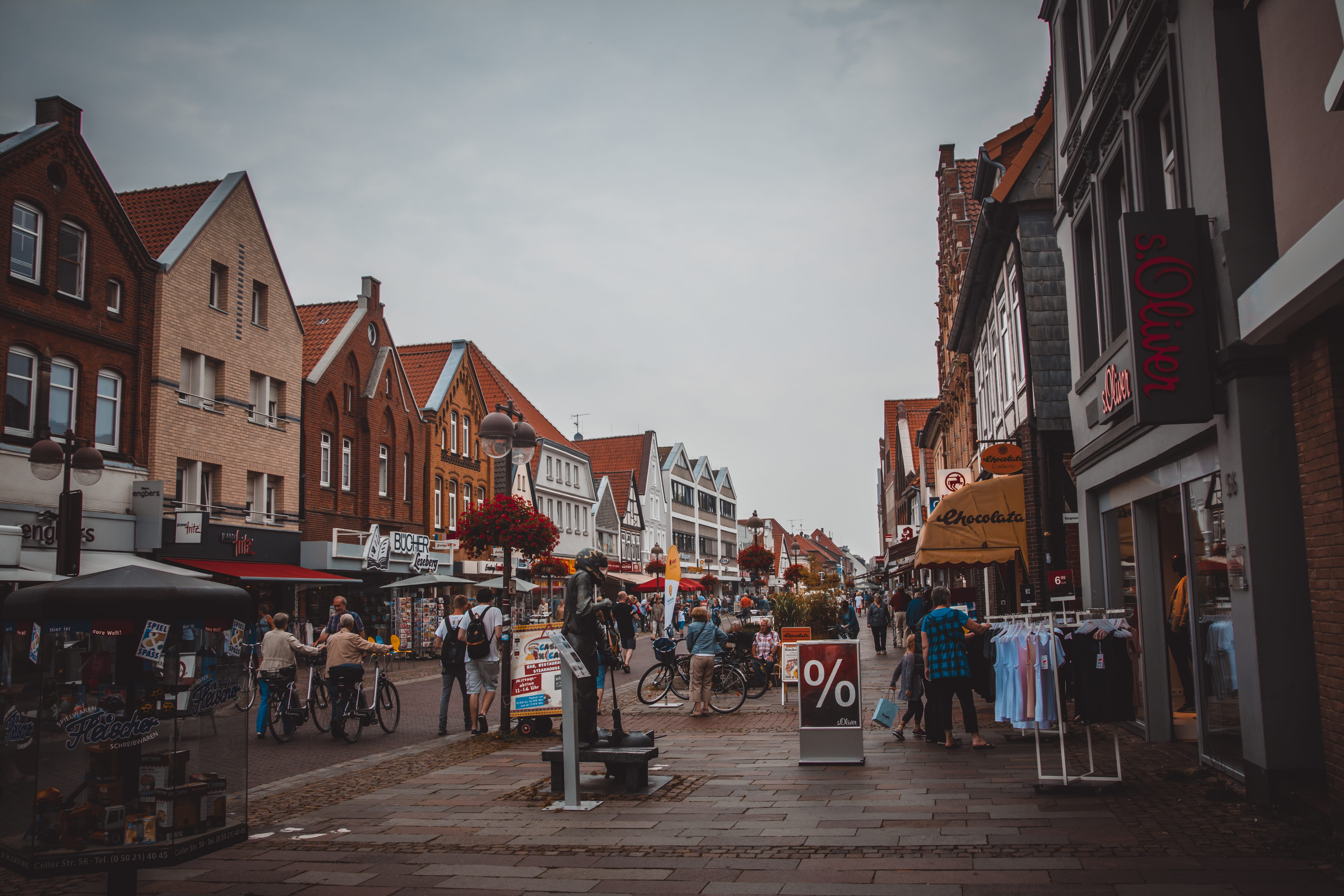 bargain, the way forward, adult, 5K, real people, commerce, walking, building exterior, outdoors, sale, group of people, signage, buildings, crowd, town, HD Wallpaper