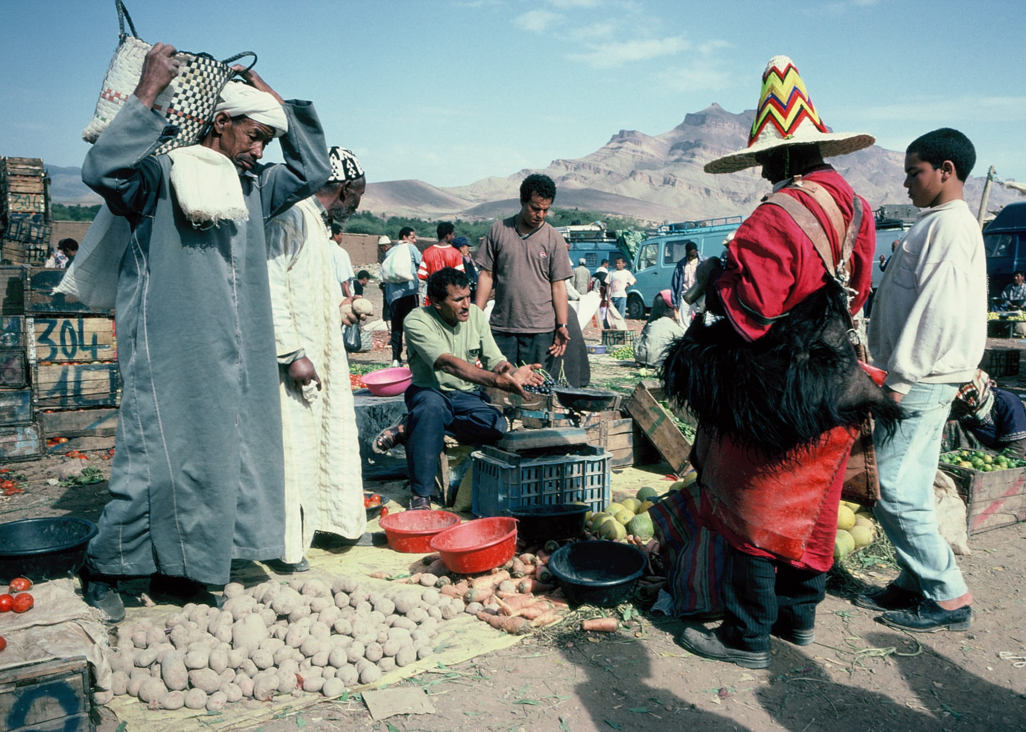 bargain, business, adult, market stall, retail, women, nature, food and drink, market, buying, men, food, 1080P, selling, people, crowd, mountain, maroc, HD Wallpaper