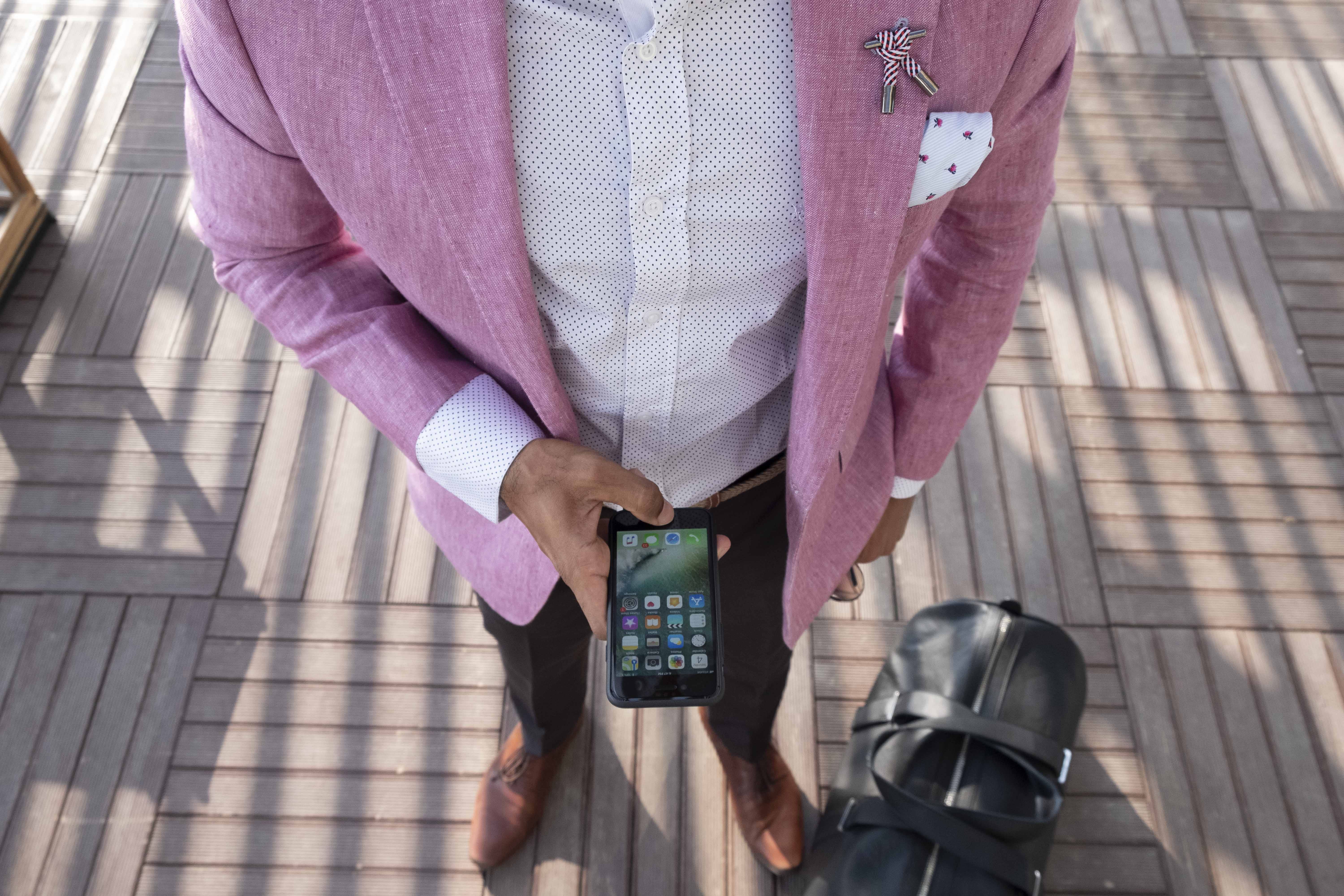 travel, real people, smartphone, front view, technology, men, person, hand, lifestyles, outdoors, midsection, women, leisure activity, adult, duffel, pink color, HD Wallpaper