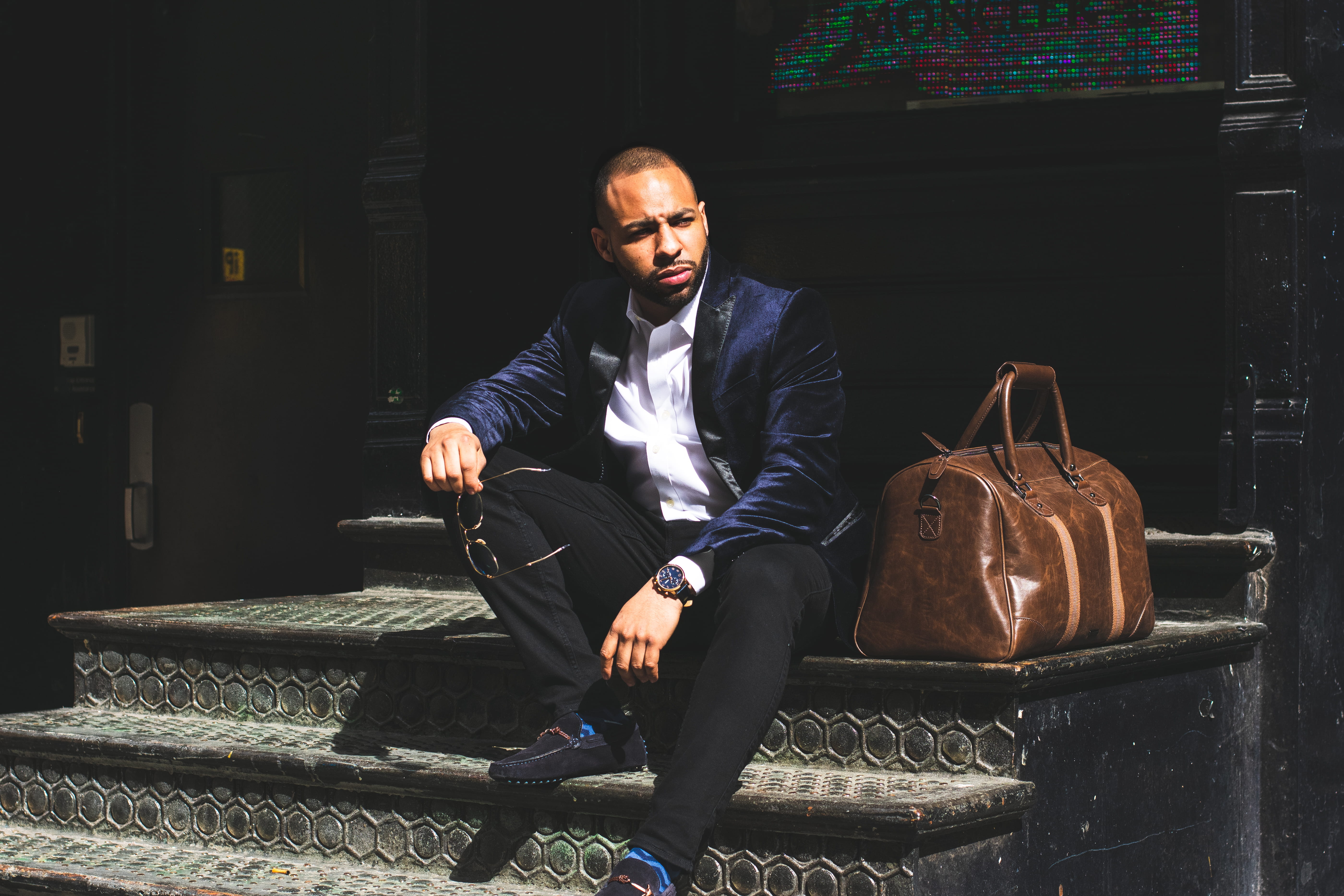 looking at camera, men, wear, mature men, casual clothing, luggage, mid adult men, leather, suit, males, business person, duffel, bag, man, mid adult, model, HD Wallpaper