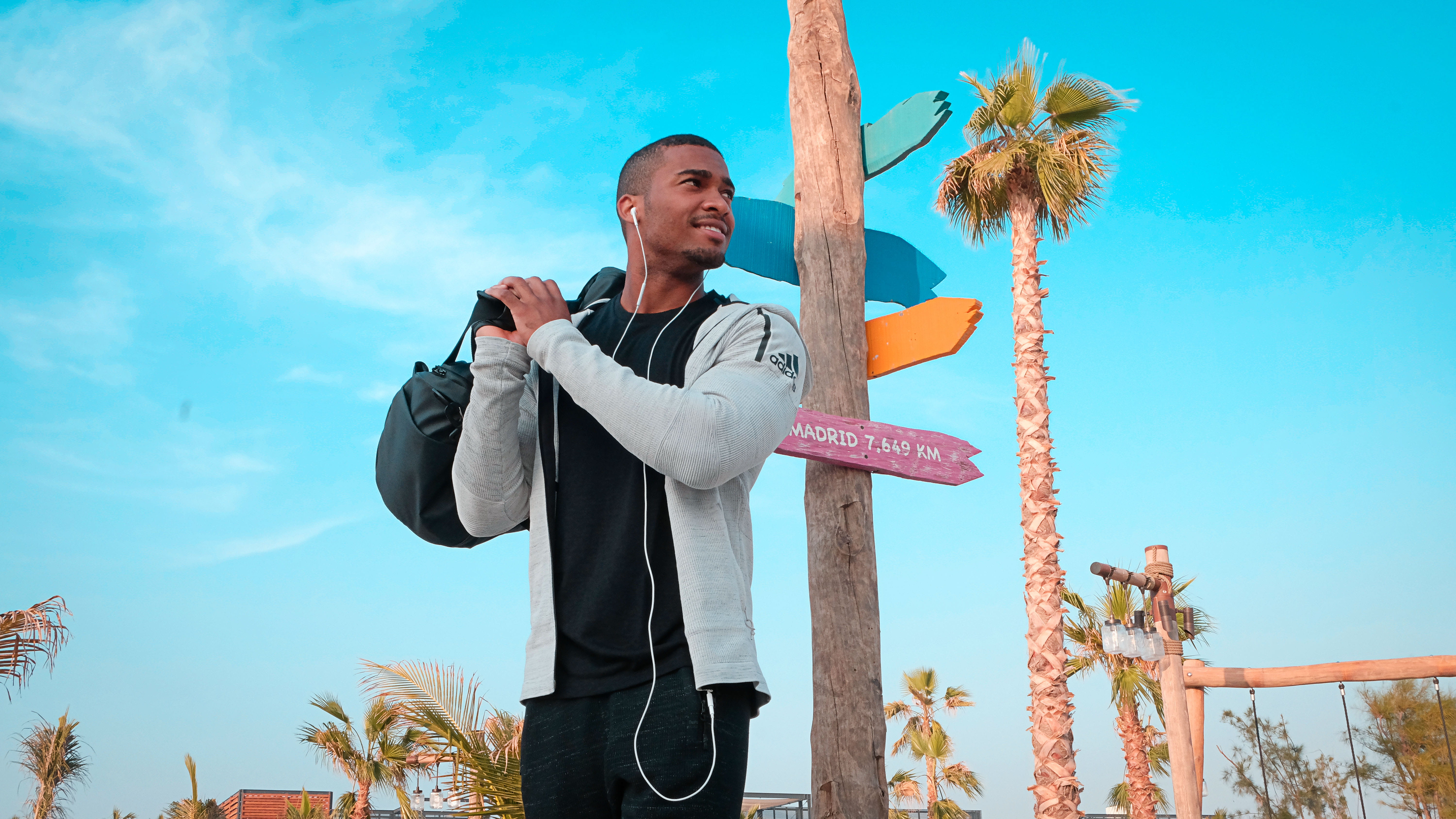 warm clothing, sunny, human arm, beach, casual clothing, adult, wear, tropical, vacation, travel, standing, clothing, plant, low angle view, duffel, earphones, HD Wallpaper