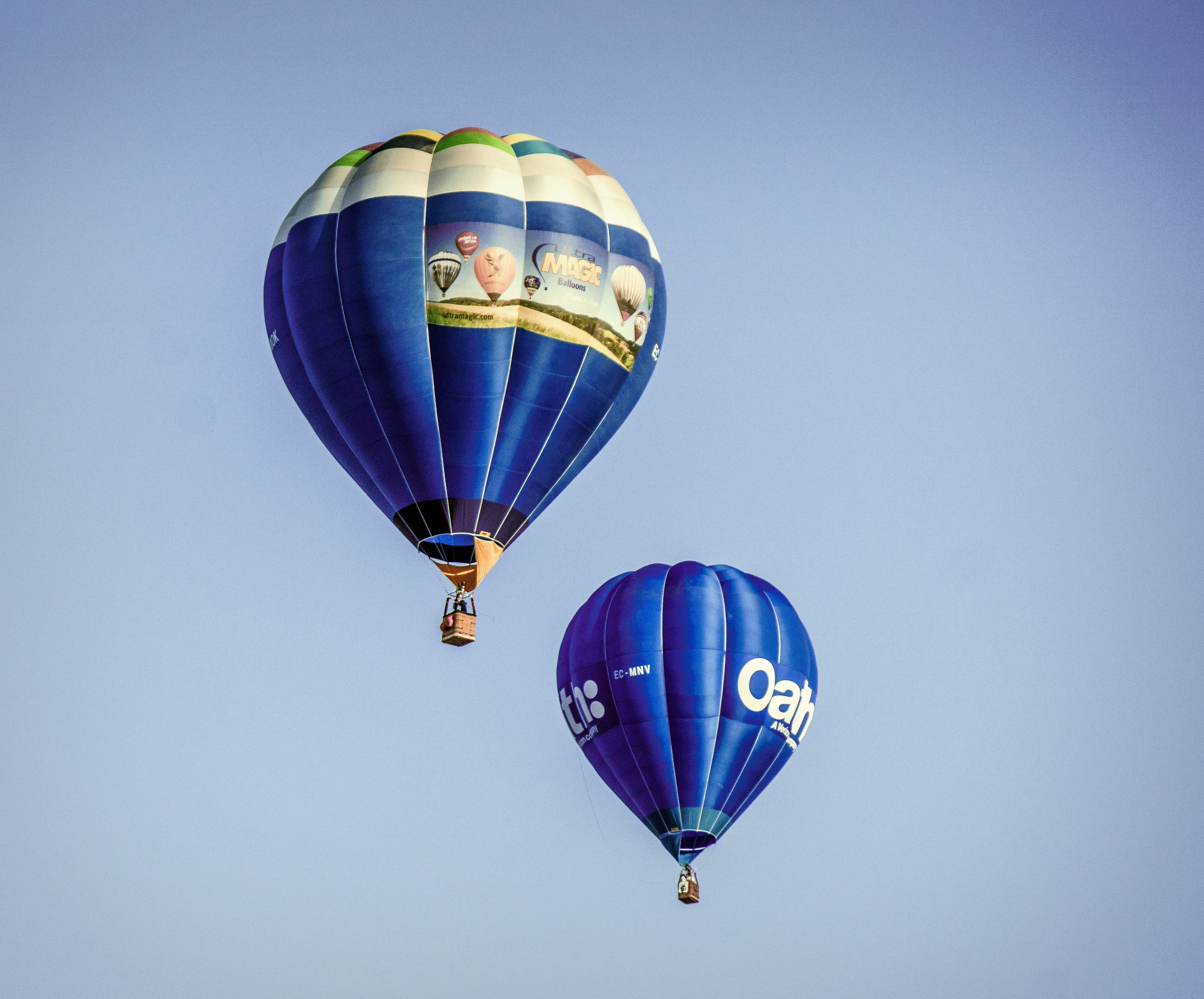 mid-air, outdoors, igualada, travel, low angle view, mode of transportation, balloon, multi colored, flyers, leisure, hot air, air travel, journey, intrepid, HD Wallpaper