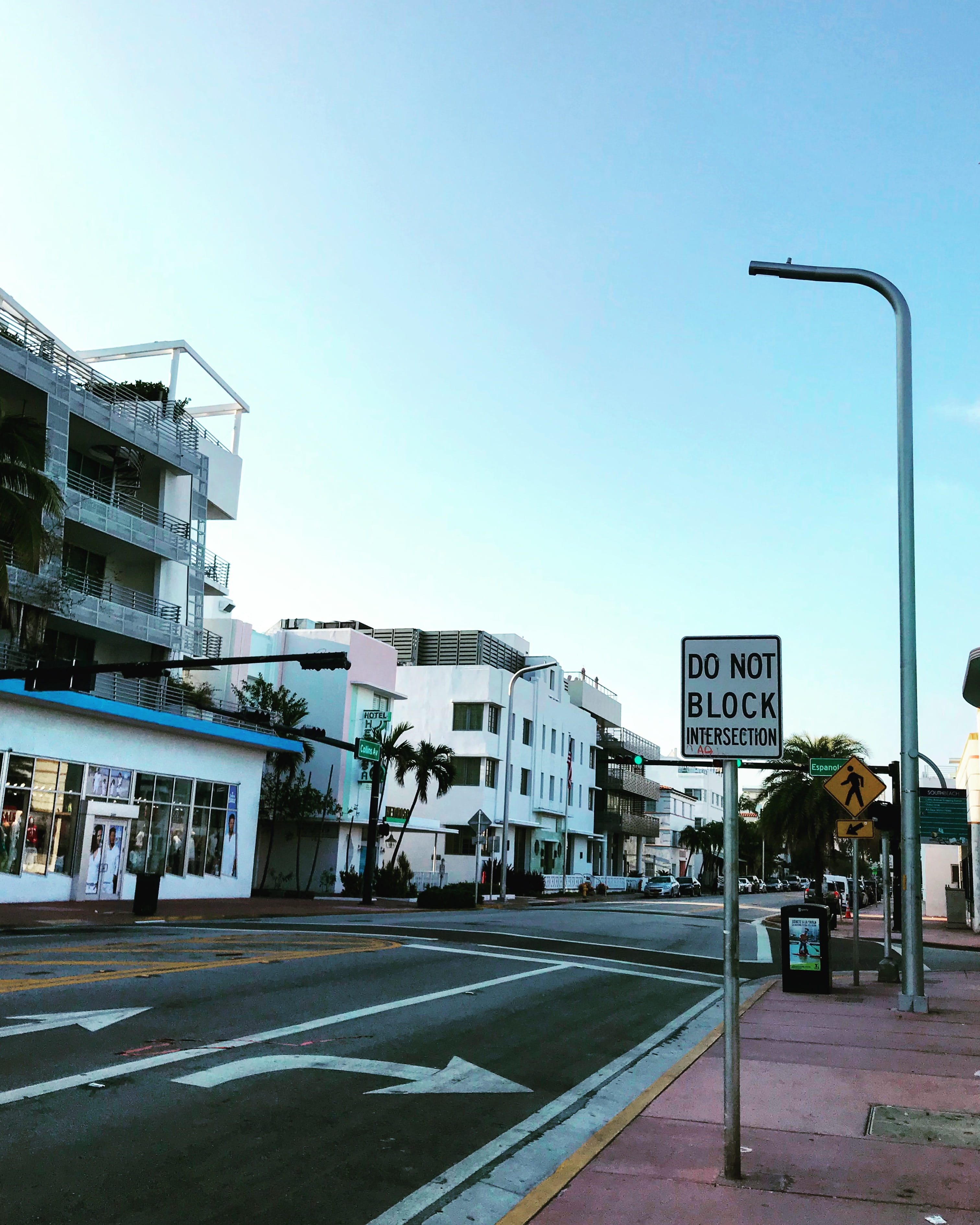 iphone, street light, iphone 6, mode of transportation, cycle route, walk, architecture, street, miami beach, iphone, bicycle, built structure, Phone HD Wallpaper