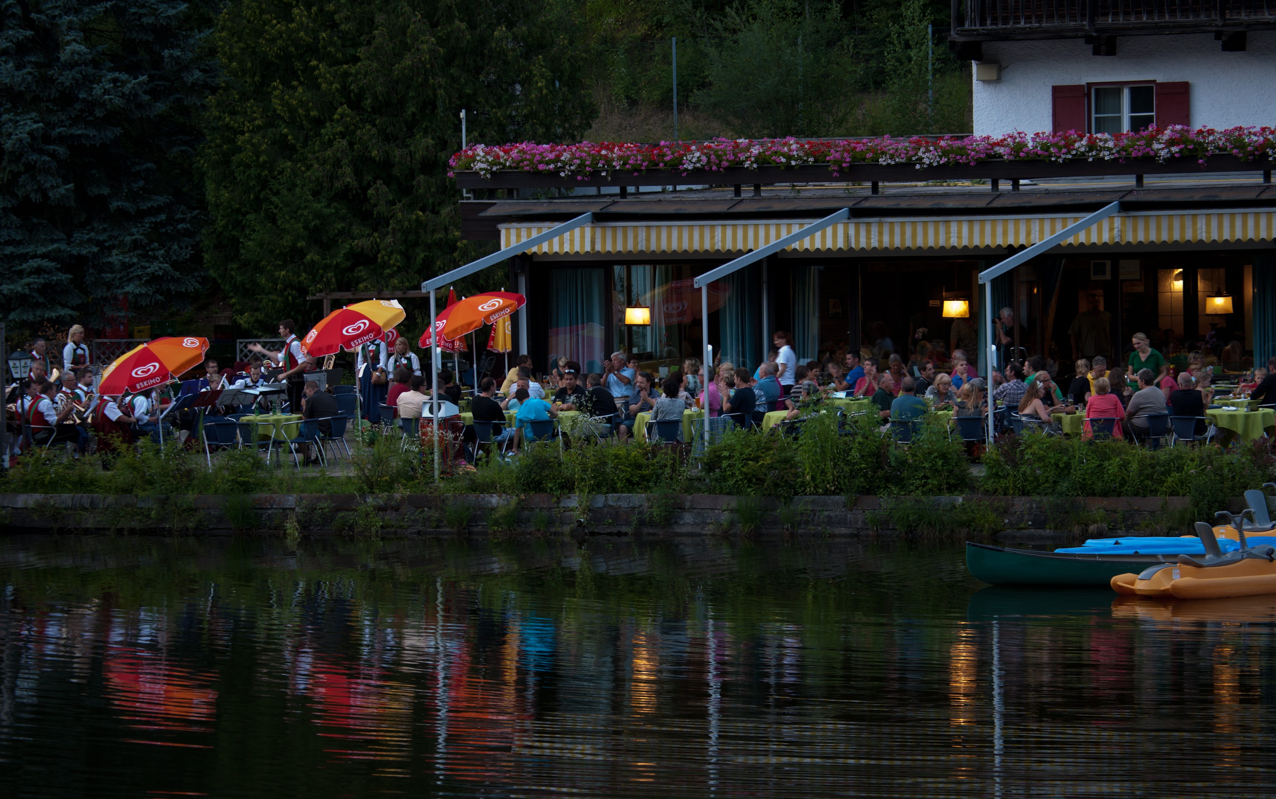 lake, crowd, women, nautical vessel, Lakeside, Entertainment, 4K, waterfront, group of people, Evening, reflection, lifestyles, outdoors, plant, water refection, HD Wallpaper