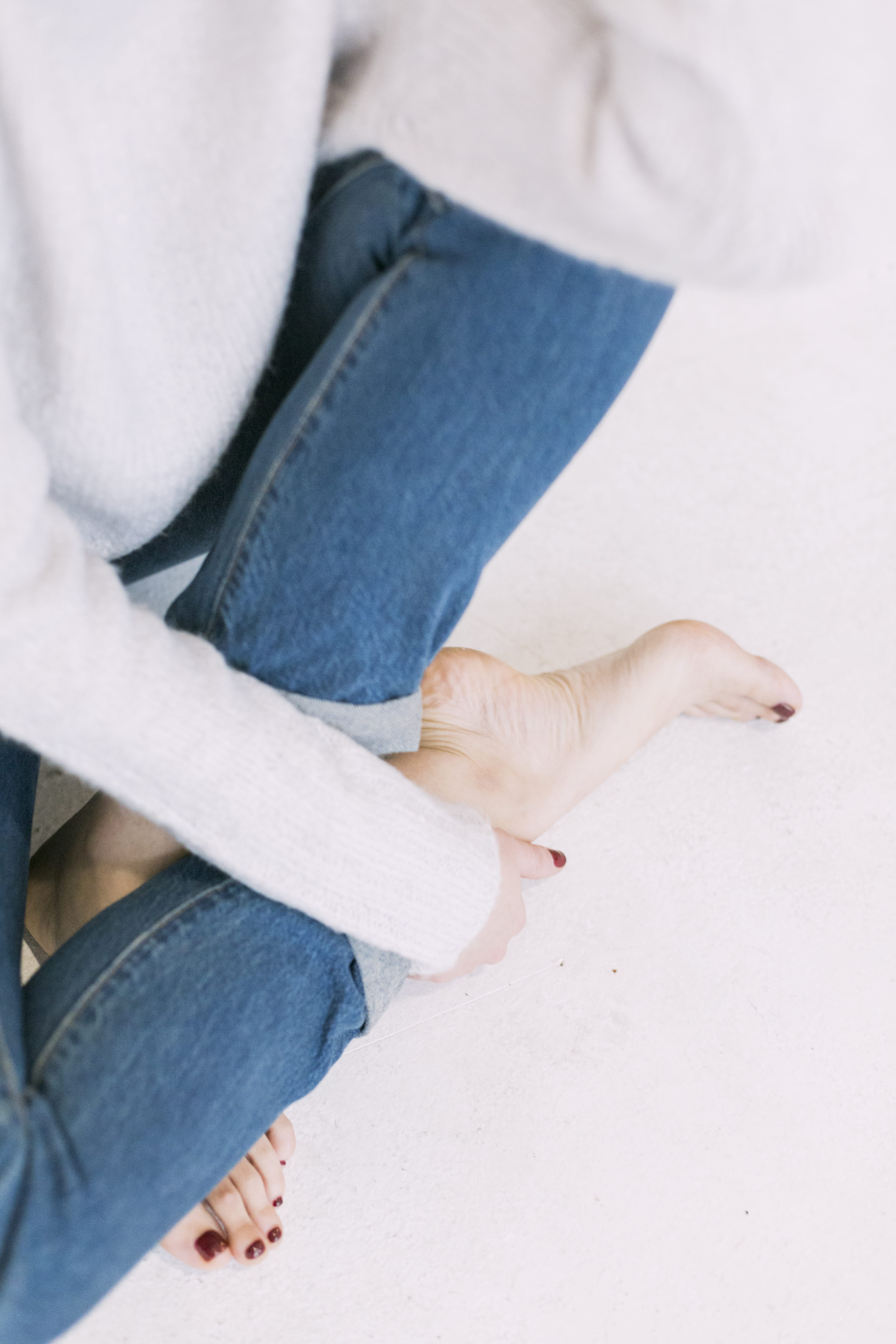 human knee, adult, lifestyle, human leg, physical injury, pants, room, casual clothing, blue, low section, human body part, wear, human hand, indoors, women, Phone HD Wallpaper