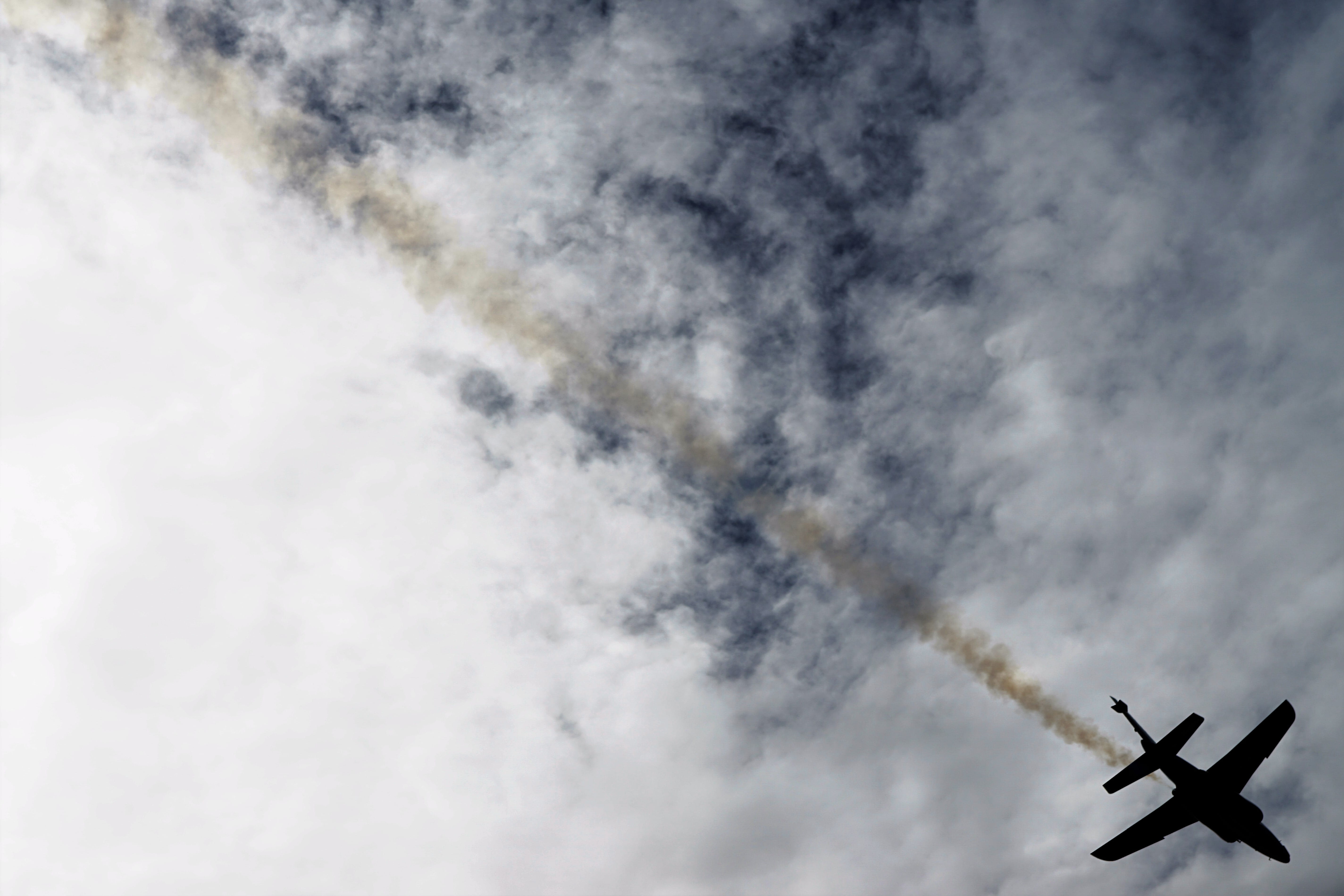 patrouille, white, directly below, outdoors, reactor, nature, cloud - sky, travel, fighter plane, aircraft, blue, transportation, red, low angle view, wings, HD Wallpaper