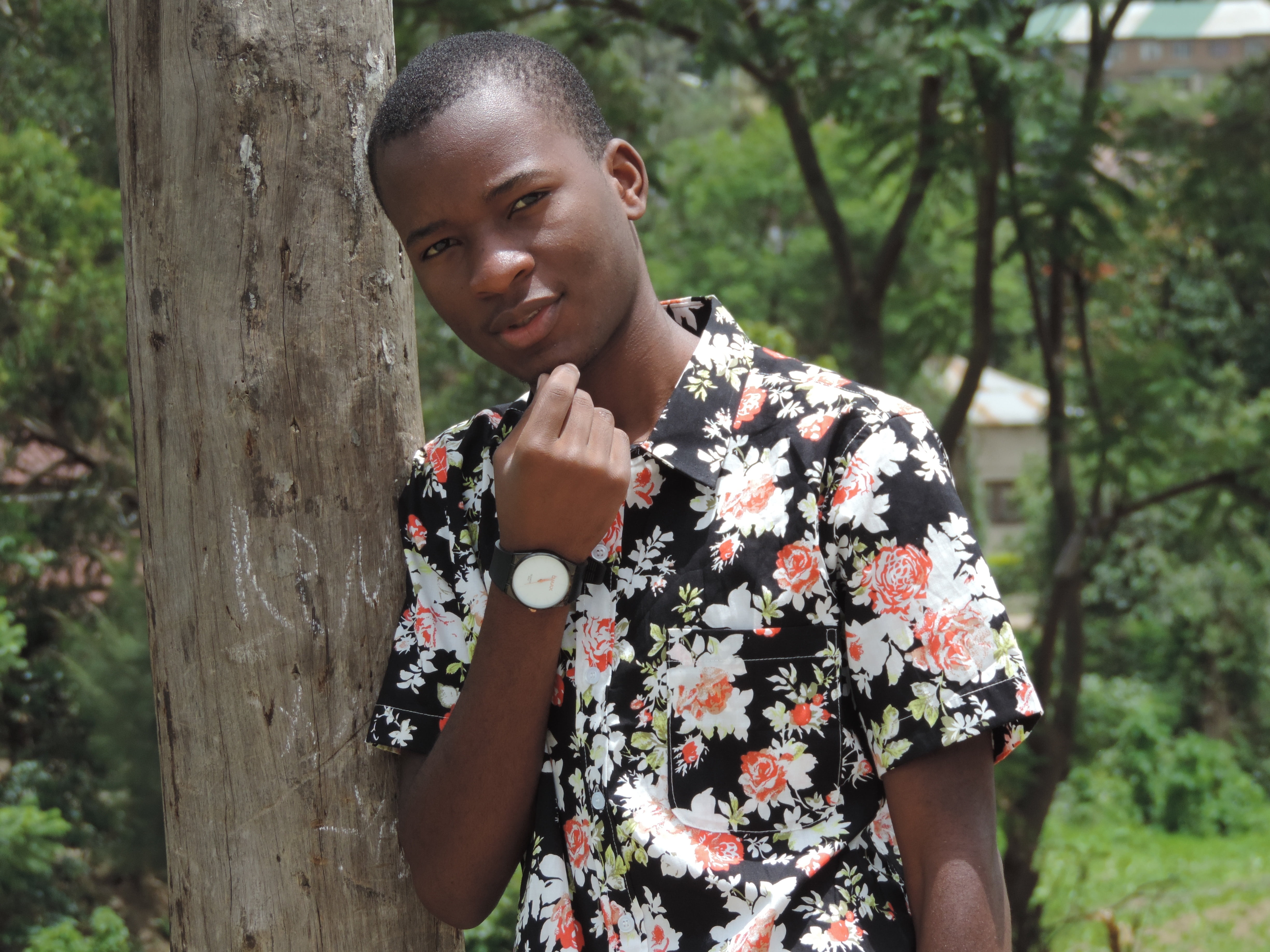 leisure activity, man, portrait, model, handsome, one person, young women, tree trunk, pattern, waist up, serious, casual clothing, floral shirt, leaning, HD Wallpaper