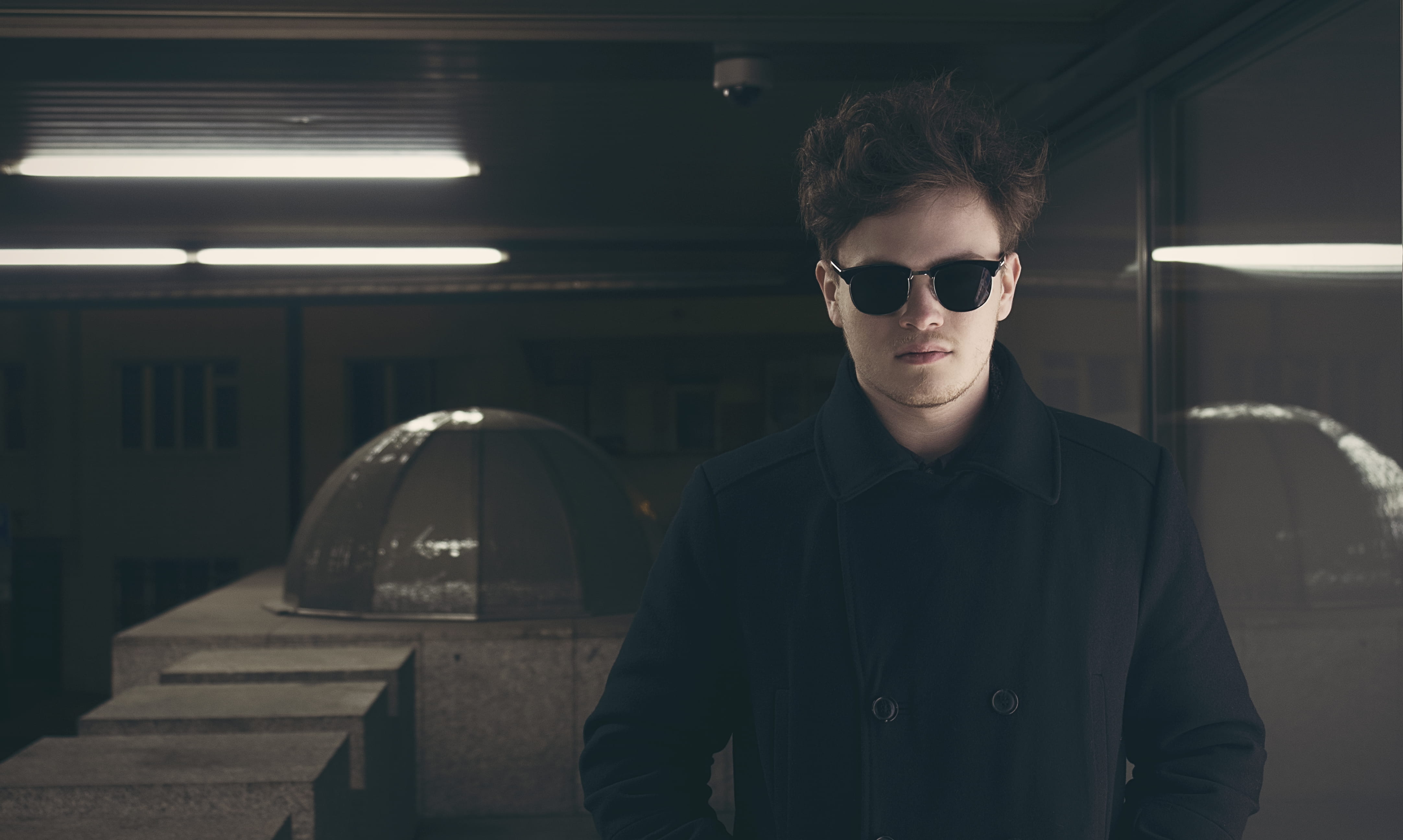 lifestyles, front view, black coat, indoors, elegance, man, standing, men, man in black, black, focus on foreground, male, males, sunglass, sunglasses, HD Wallpaper