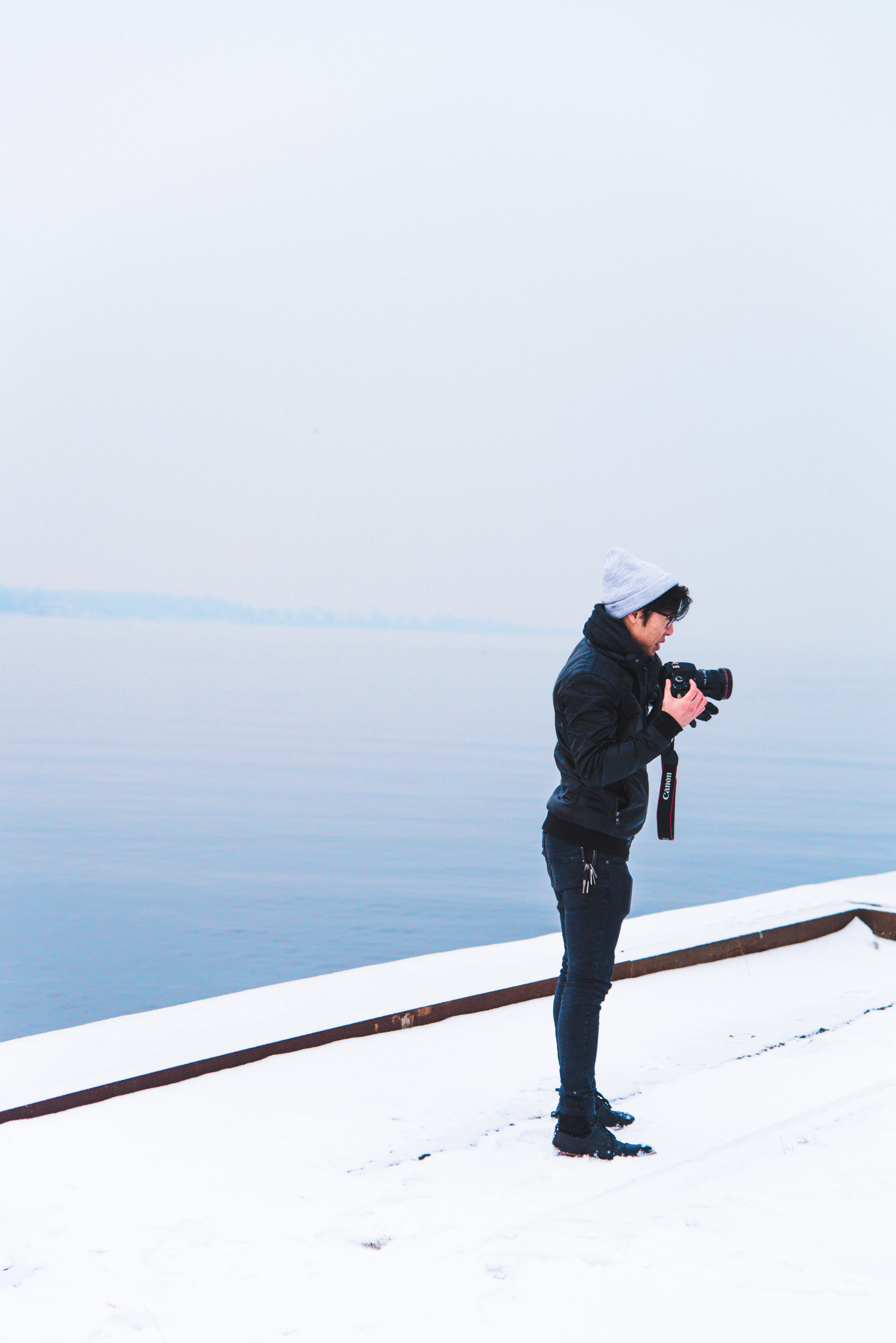 snow, non-urban scene, digital camera, only men, full length, men, body, DSLR camera, warm clothing, field, photographer, cold temperature, outdoors, body of water, Phone HD Wallpaper