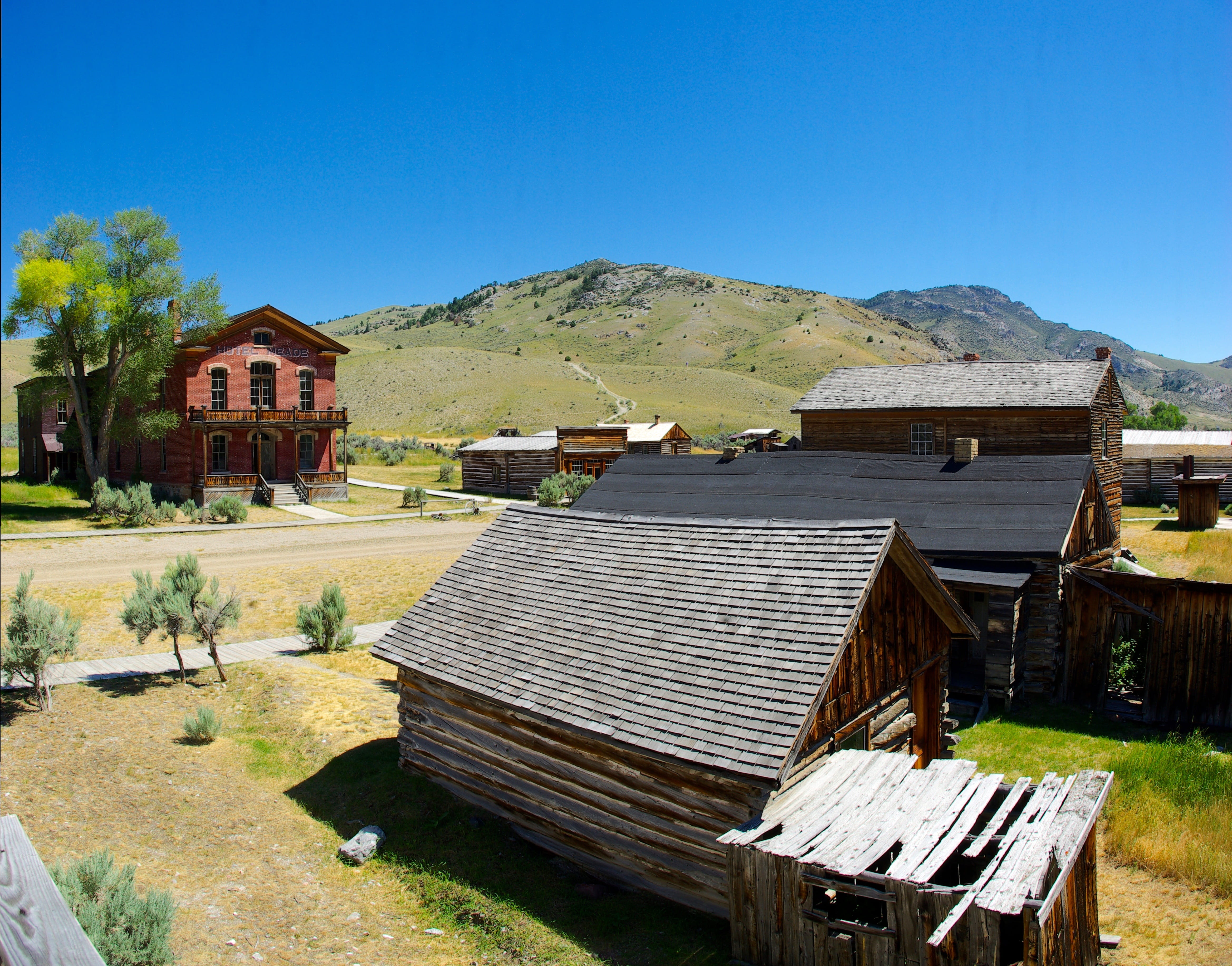 vacation, building exterior, mine town, landscape, day, residential district, montana, home, blue, scenery, land, sunlight, wild west, sunny, building, HD Wallpaper
