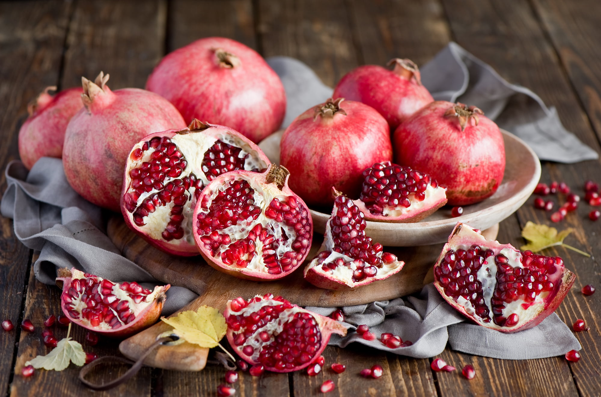 plate, indoors, table, pomegranate, high angle view, autumn, slice, grain, Anna Verdina, grenades, day, healthy eating, wellbeing, no people, food, close-up, HD Wallpaper