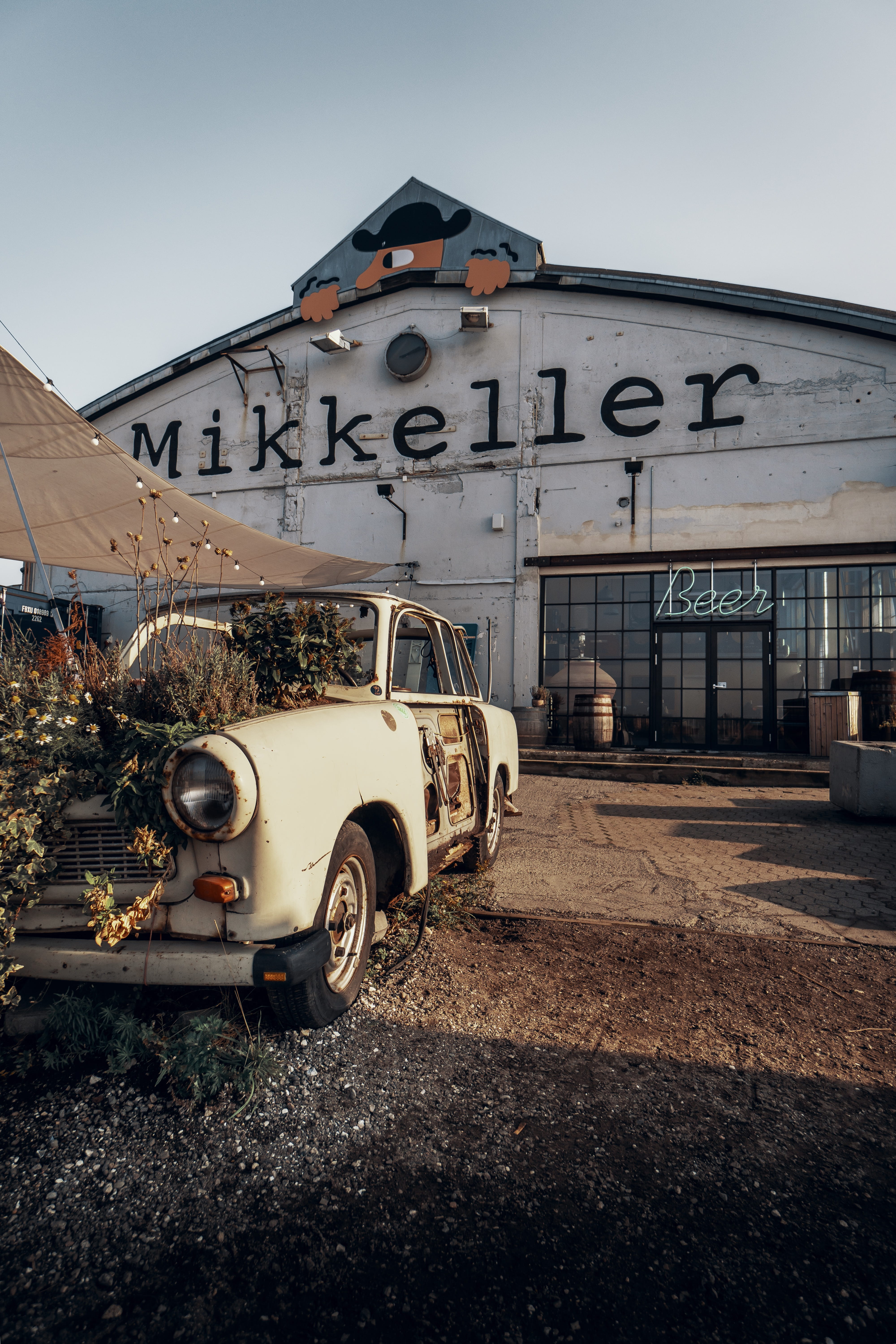 antique car, car, urban, land vehicle, city, mode of transportation, automobile, street, light, clear sky, stationary, day, architecture, road, model t, Phone HD Wallpaper