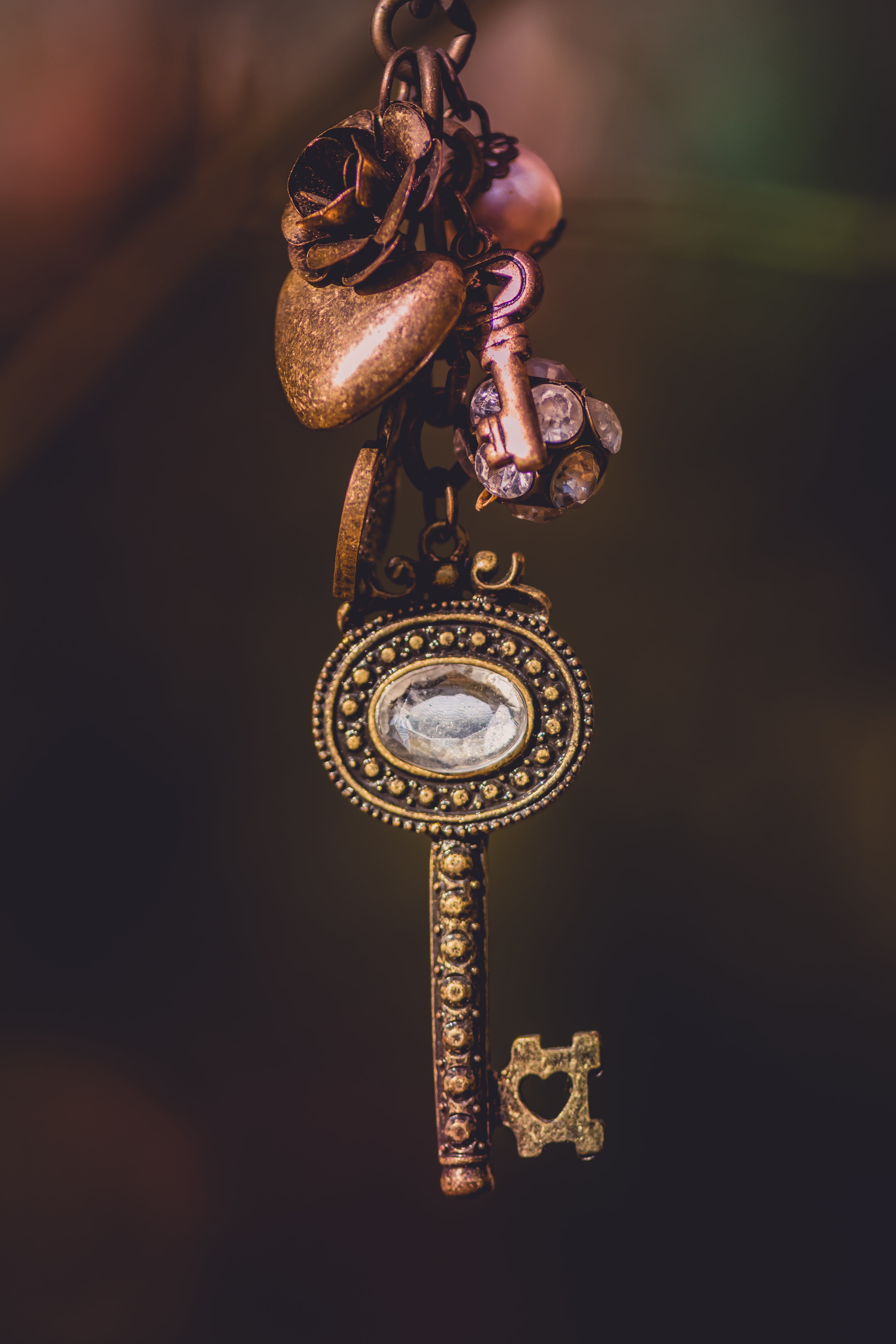 shallow, close-up, design, history, 5K, blur, the past, focus, focus on foreground, antique, skeleton, day, brass, chain, clock, hanging, ornate, photography, Phone HD Wallpaper