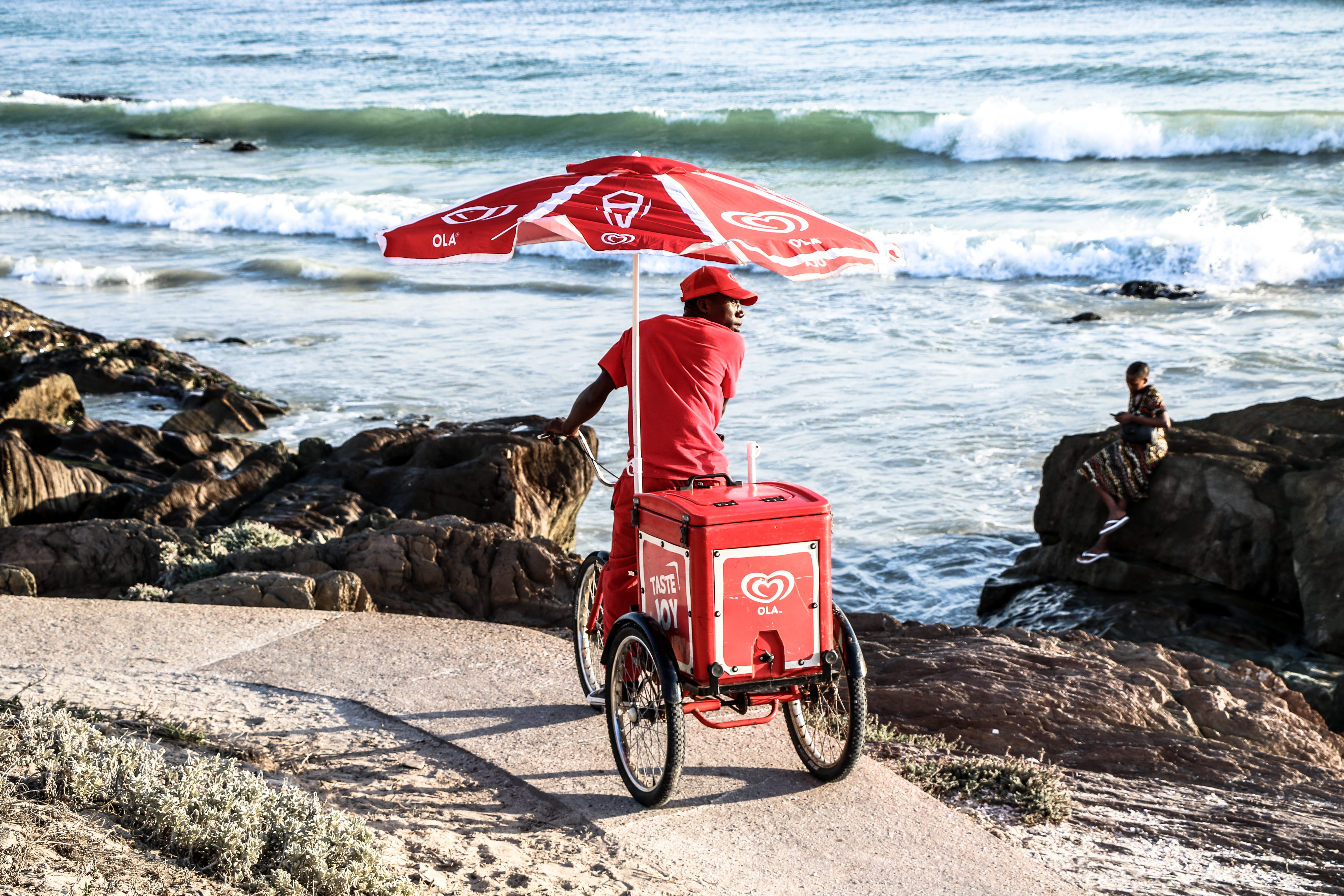rock, selling, red, products, water, ice cream, near, rock - object, male, sea, solid, ocean, cart, boy, adult, real people, people, 5K, beach, man, umbrella, HD Wallpaper