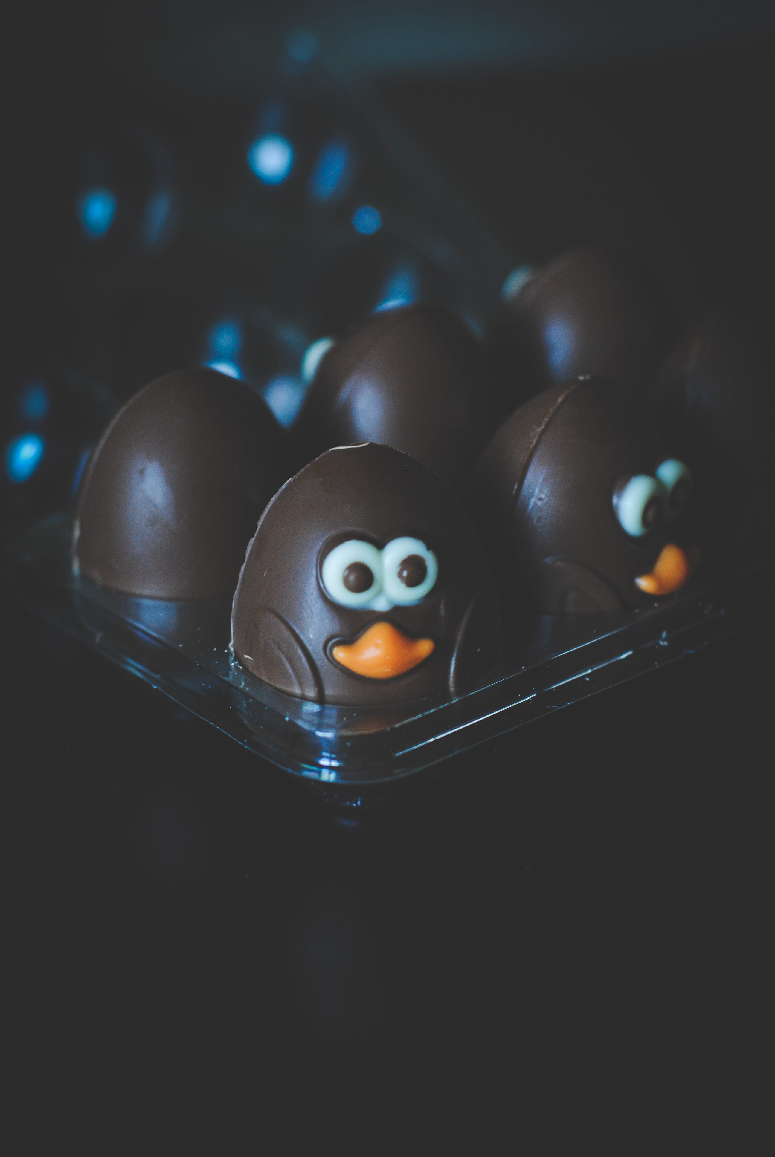 carton, chocolate, black background, confectionery, bird, triangle, candy, easter egg, easter, egg, anthropomorphic, close-up, cardboard, culinary, brown, Phone HD Wallpaper