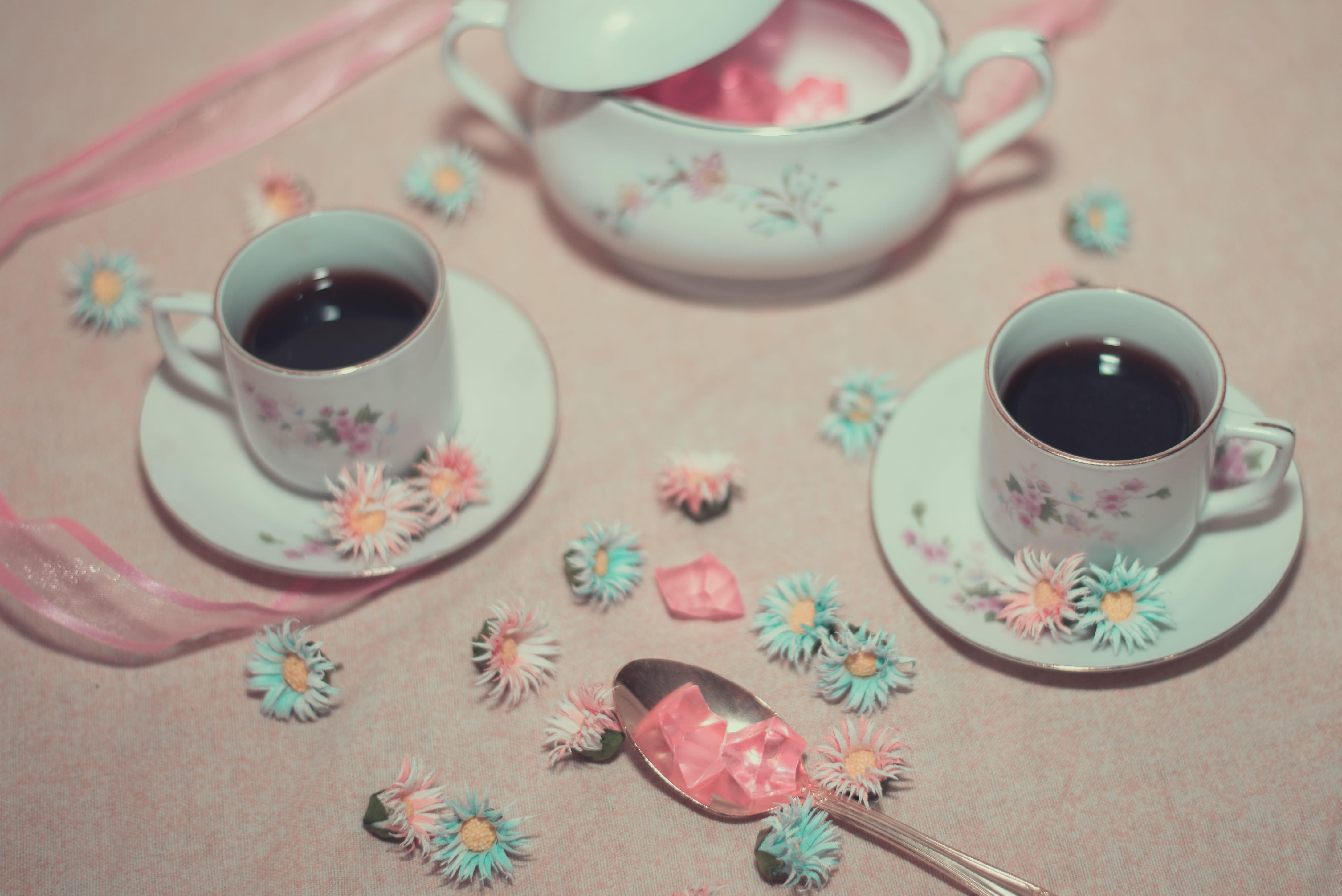 4K, crockery, saucers, tea set, mug, teapot, tea - hot drink, vintage, pattern, pottery, white, art, coffee table, beverage, high angle view, drink, coffee cup, HD Wallpaper