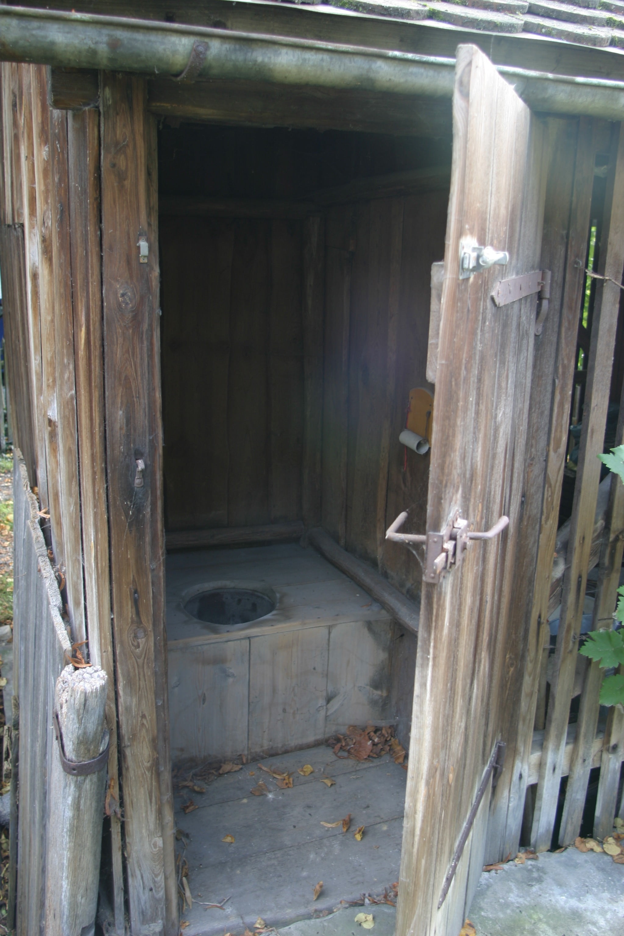 abandoned, building, open, historical toilet, 2K, run-down, house, architecture, nature, outdoors, day, door, outhouse, built structure, entrance, plumpsklosett, Phone HD Wallpaper