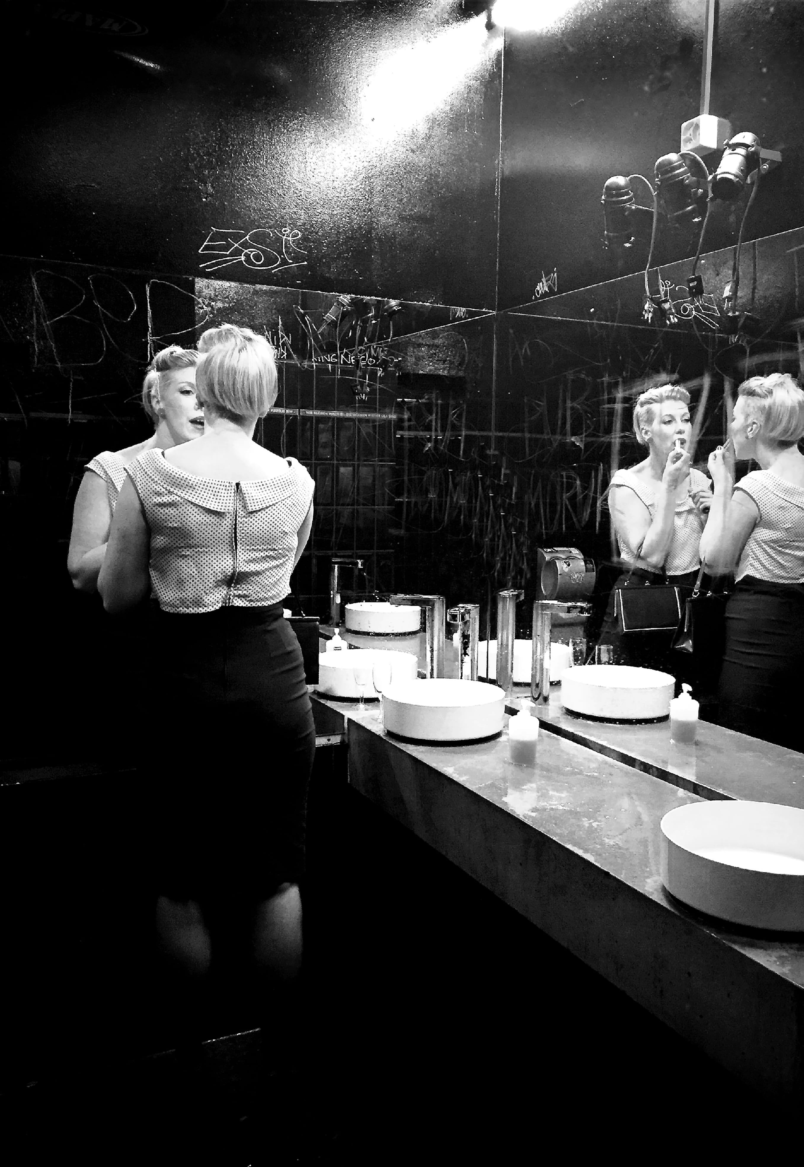 indoors, 4K, Make Up, mirroring, men, wc, table, output, beauty, mid adult, sitting, only women, business, Woman, bar counter, group of people, fresh make, Phone HD Wallpaper