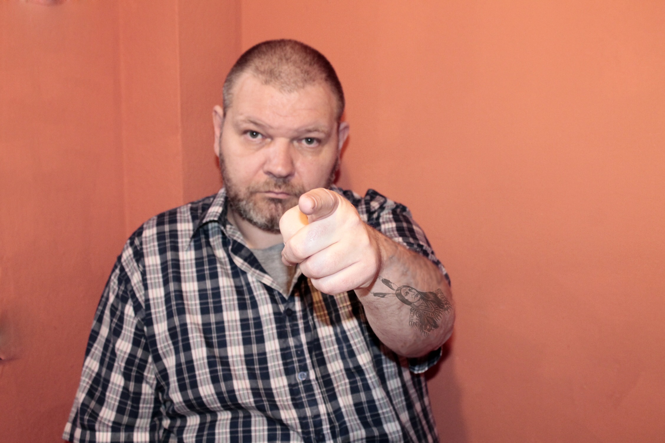 evil, accuse, man, pointing, collared, food, indoors, males, shirt, caucasian Ethnicity, eating, checked pattern, mid adult, looking at camera, drohgebärde, HD Wallpaper
