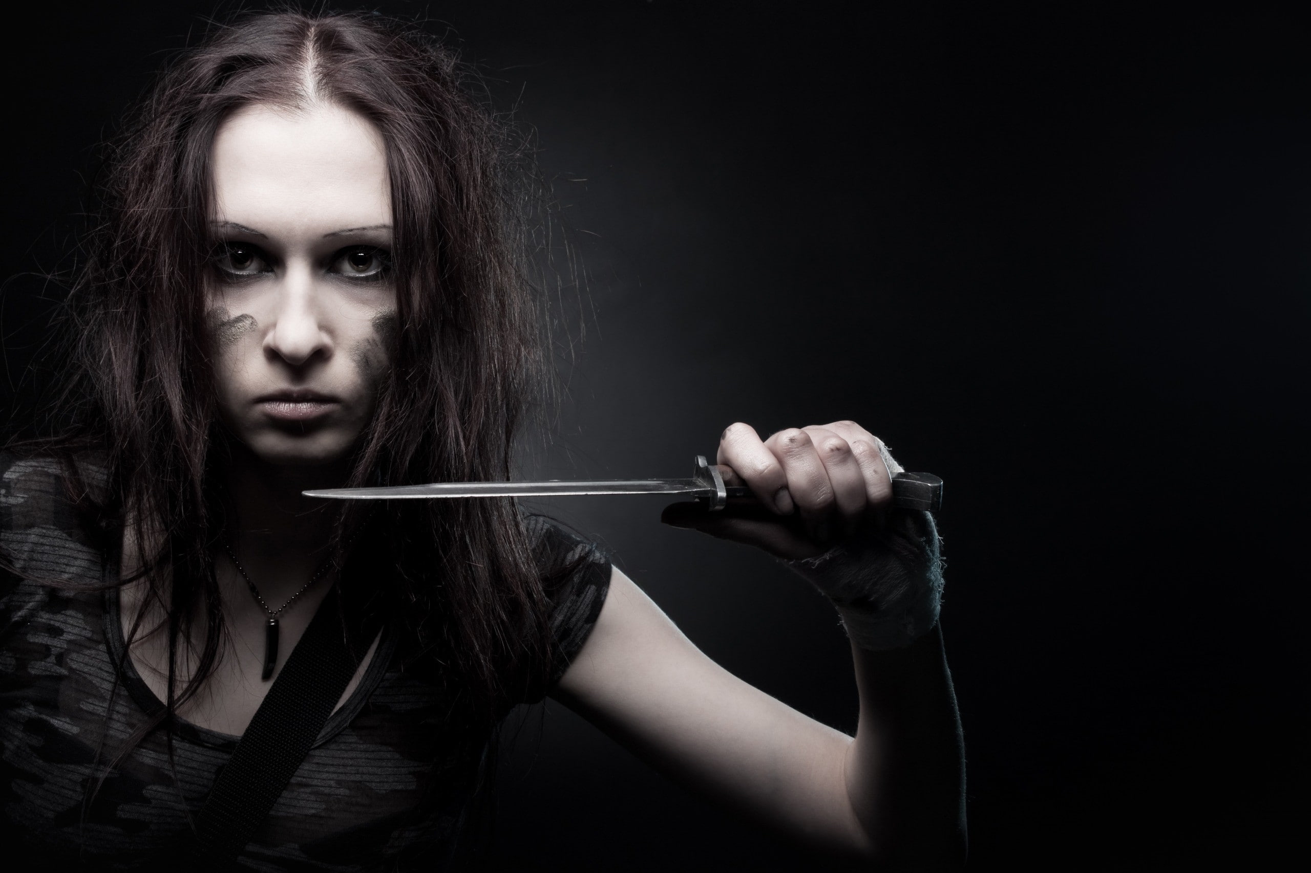 camouflage, gloomy, women, brunette, 2K, knife, looking at viewer, HD Wallpaper