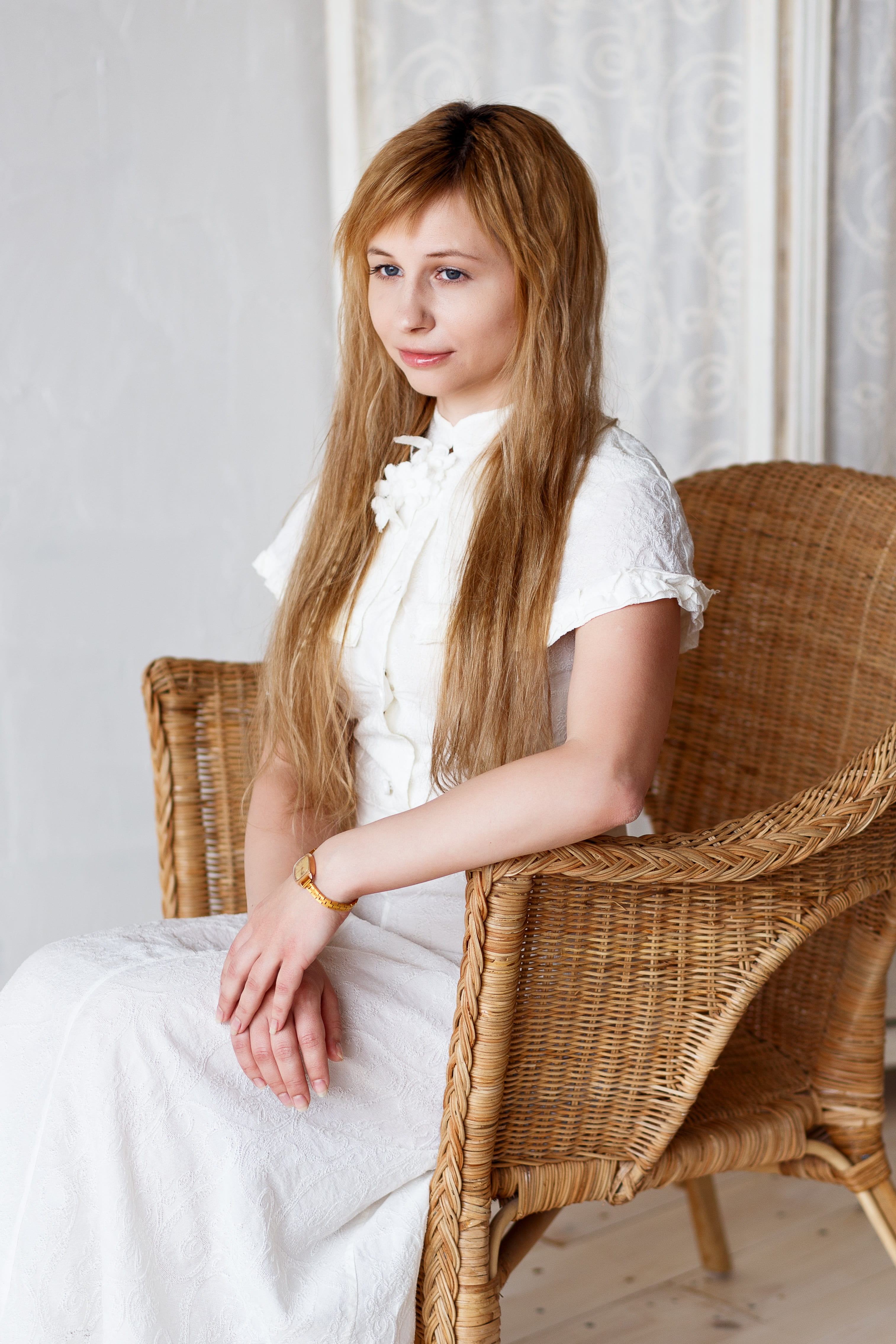 beauty, girl, innocence, classic, beautiful woman, hands, lifestyles, women, hairstyle, wicker, hair, relaxation, seat, indoors, woman, sitting, chair, Phone HD Wallpaper