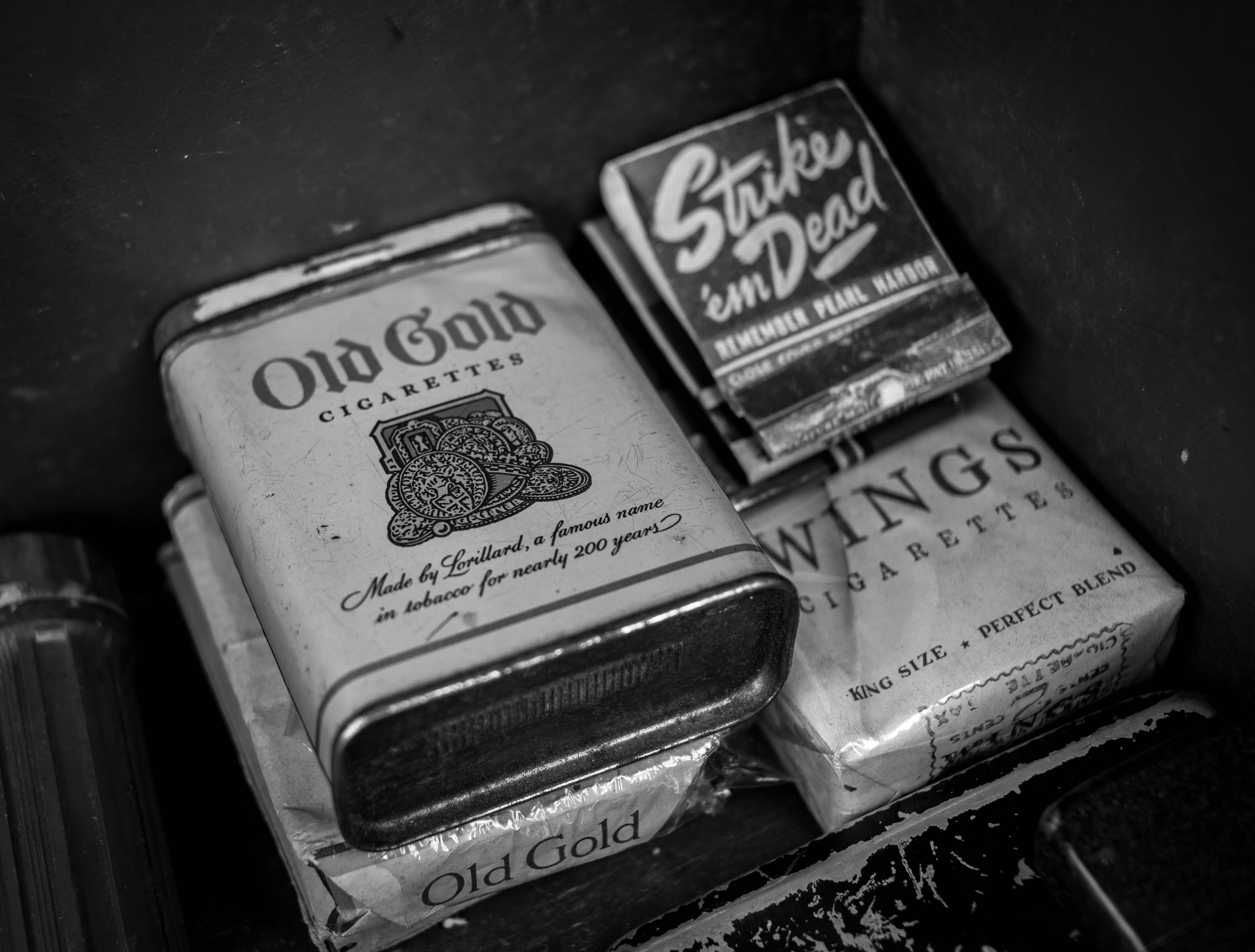 sign, high angle view, blend, no people, vintage, communication, still life, focus on foreground, antique, indoors, king size, wings, canon, wwii memoribila, HD Wallpaper