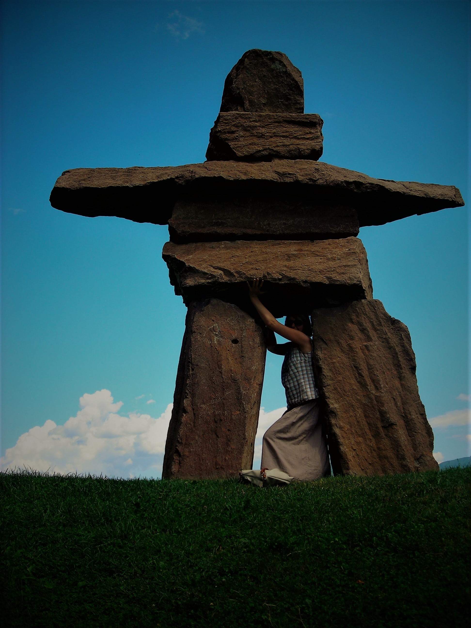 giant, grass, human representation, spirituality, rock carving, representation, 2K, art and craft, symbol, stone, sky, nature, outdoors, low angle view, Phone HD Wallpaper