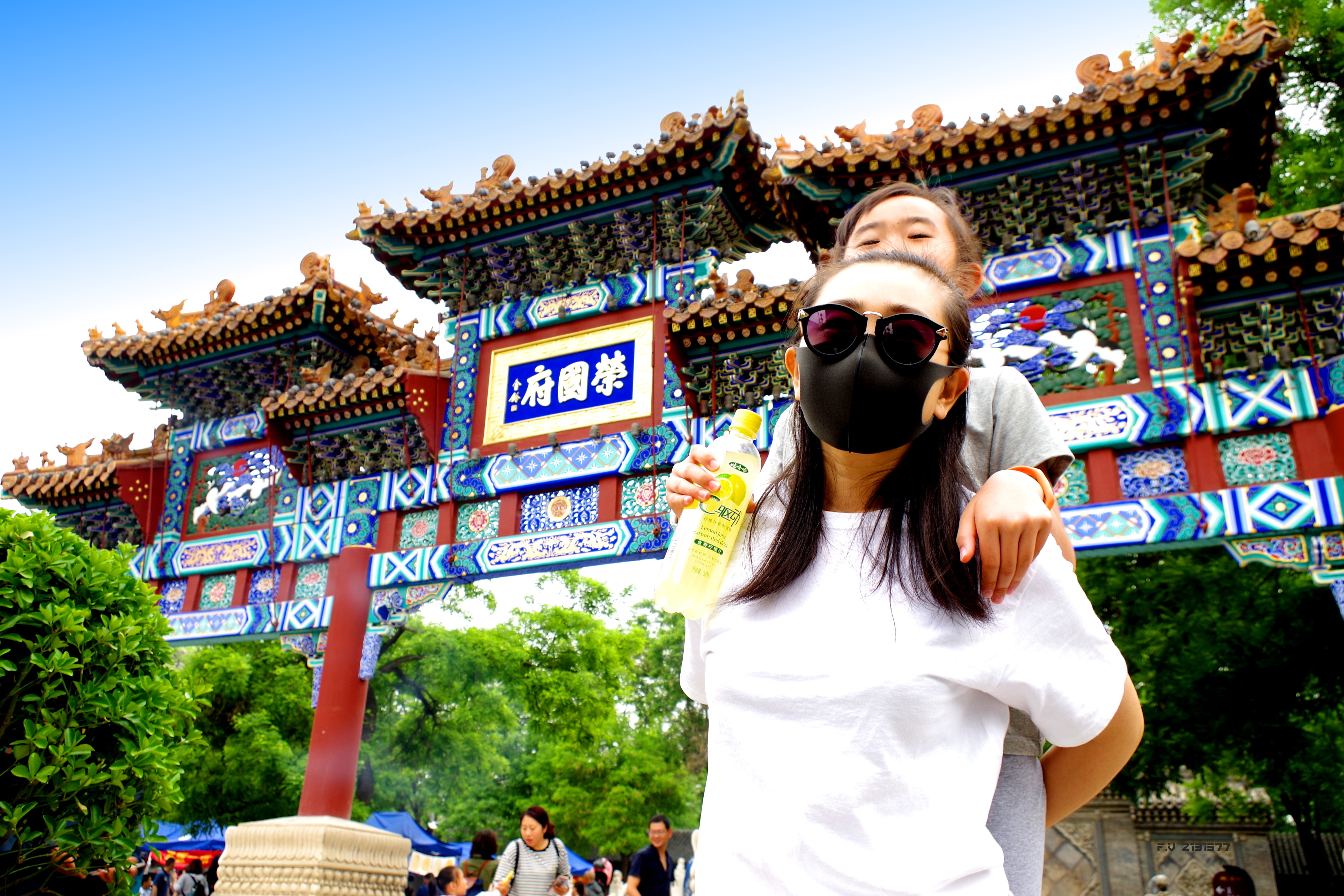incidental people, Frivolous studio, place of worship, adult, nature, 5K, day, women, leisure activity, rongguofu, sky, real people, casual clothing, building exterior, HD Wallpaper