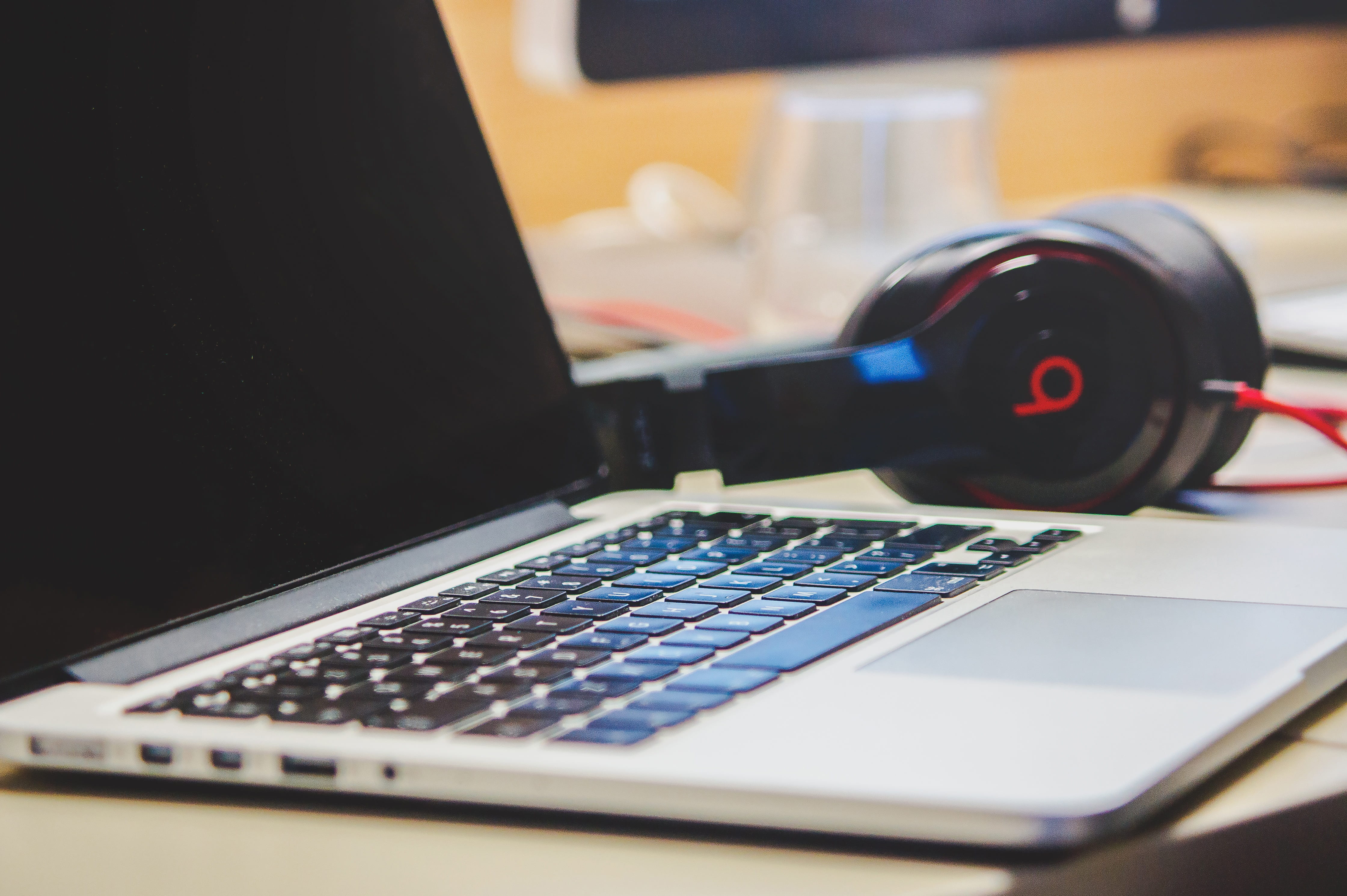 4K, desk, headphones, laptop, focus on foreground, no people, technology, business finance and industry, economy, education, dr, business, indoors, accuracy, HD Wallpaper