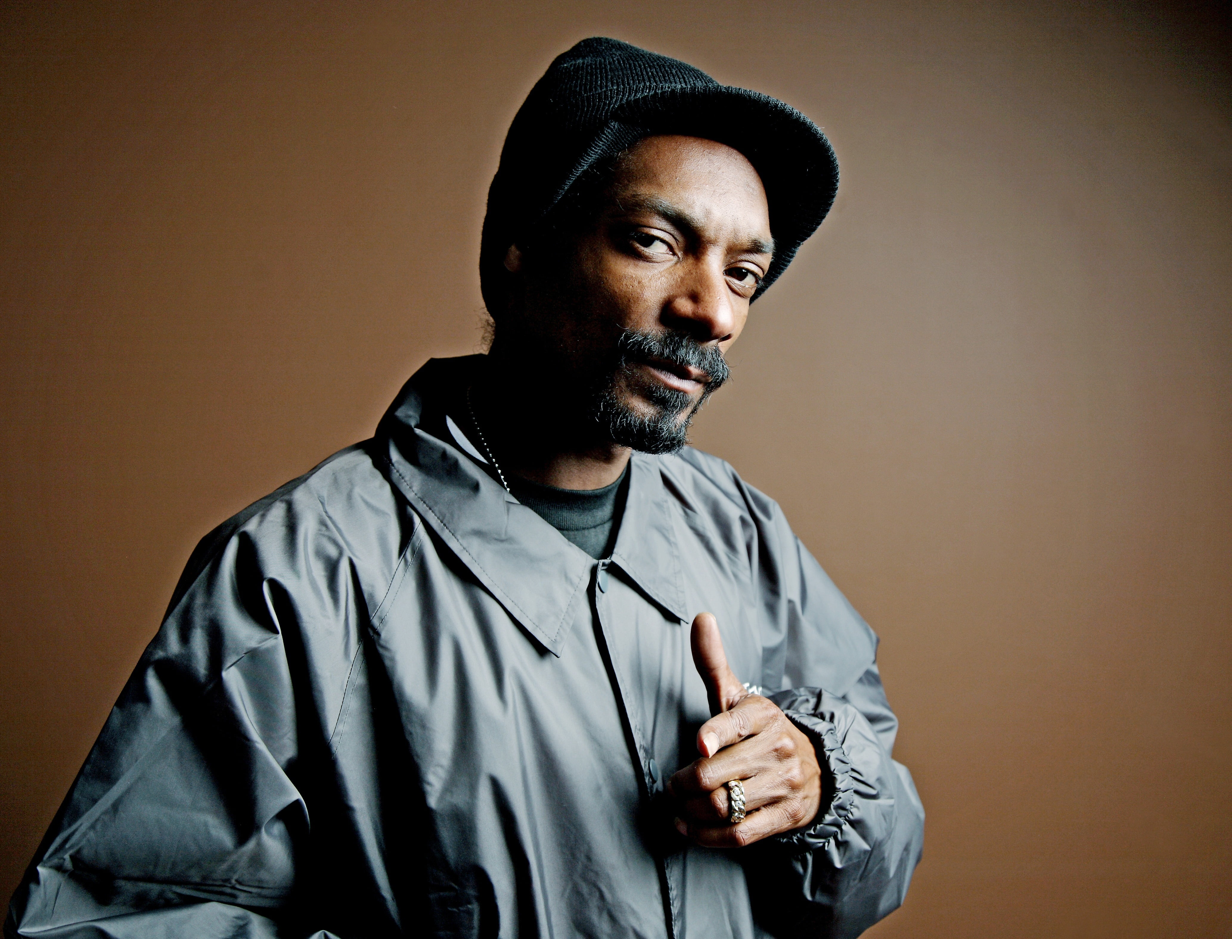 facial hair, adult, beige background, actor, studio shot, young adult, looking, 4K, men, one person, snoop, colored background, Snoop Dogg, clothing, waist up, HD Wallpaper