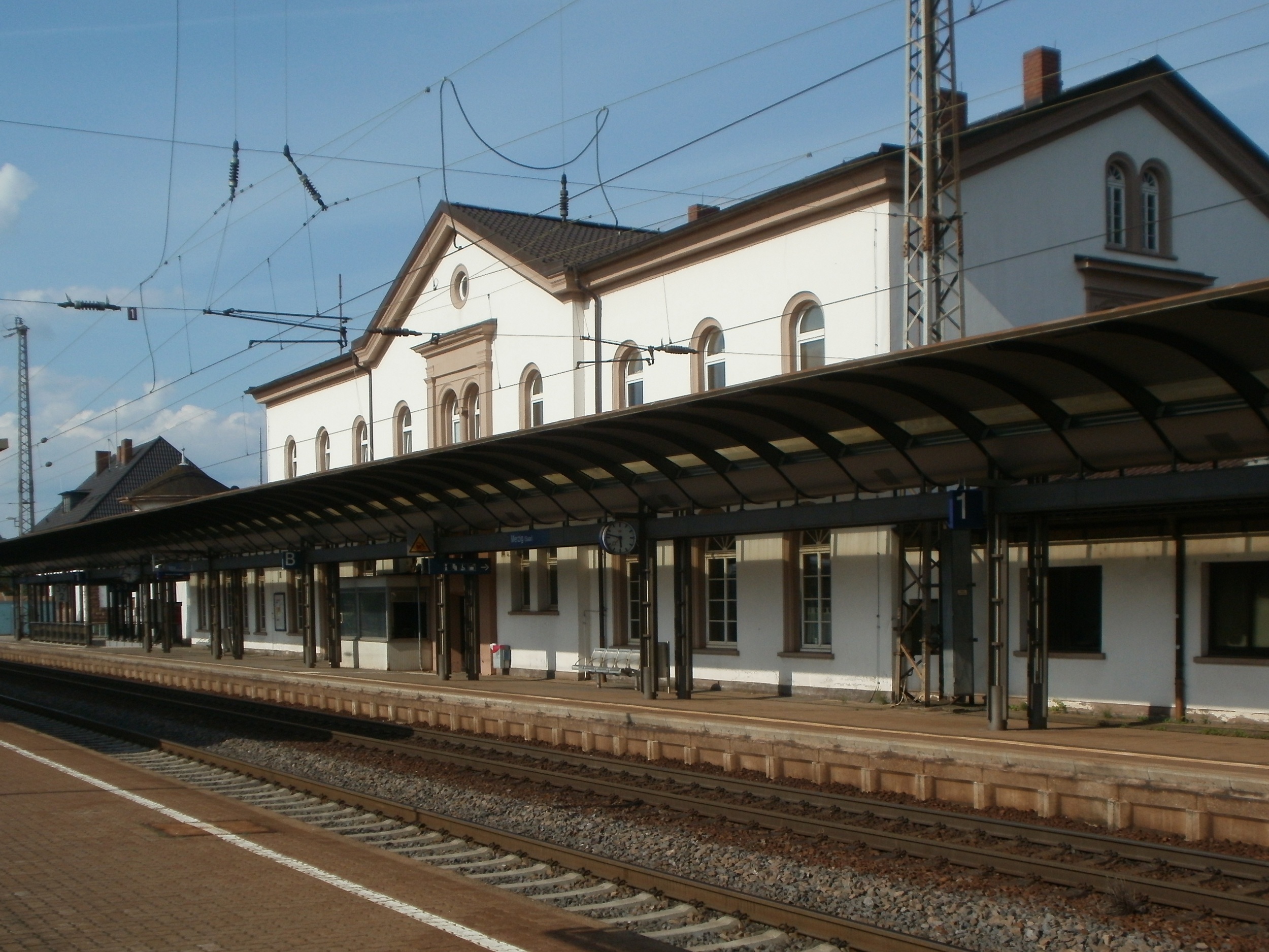 railroad station platform, commuting, building exterior, day, public, 1080P, train station, electricity, outdoors, transport, travel, track, railroad station, HD Wallpaper