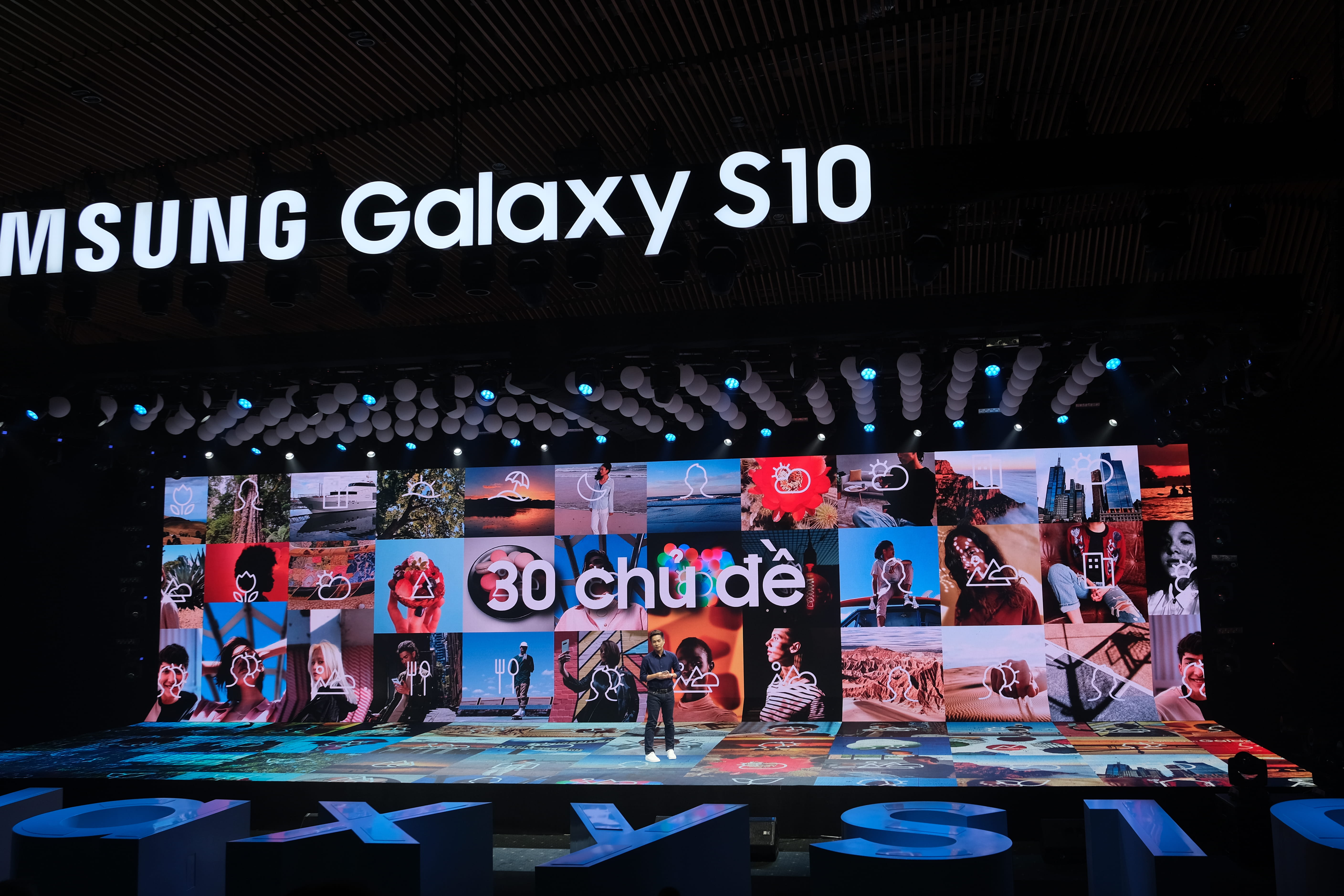 group of people, clothing, decoration, samsung, lighting, arrangement, human, automobile, audience, transportation, pub, communication, large group of objects, HD Wallpaper