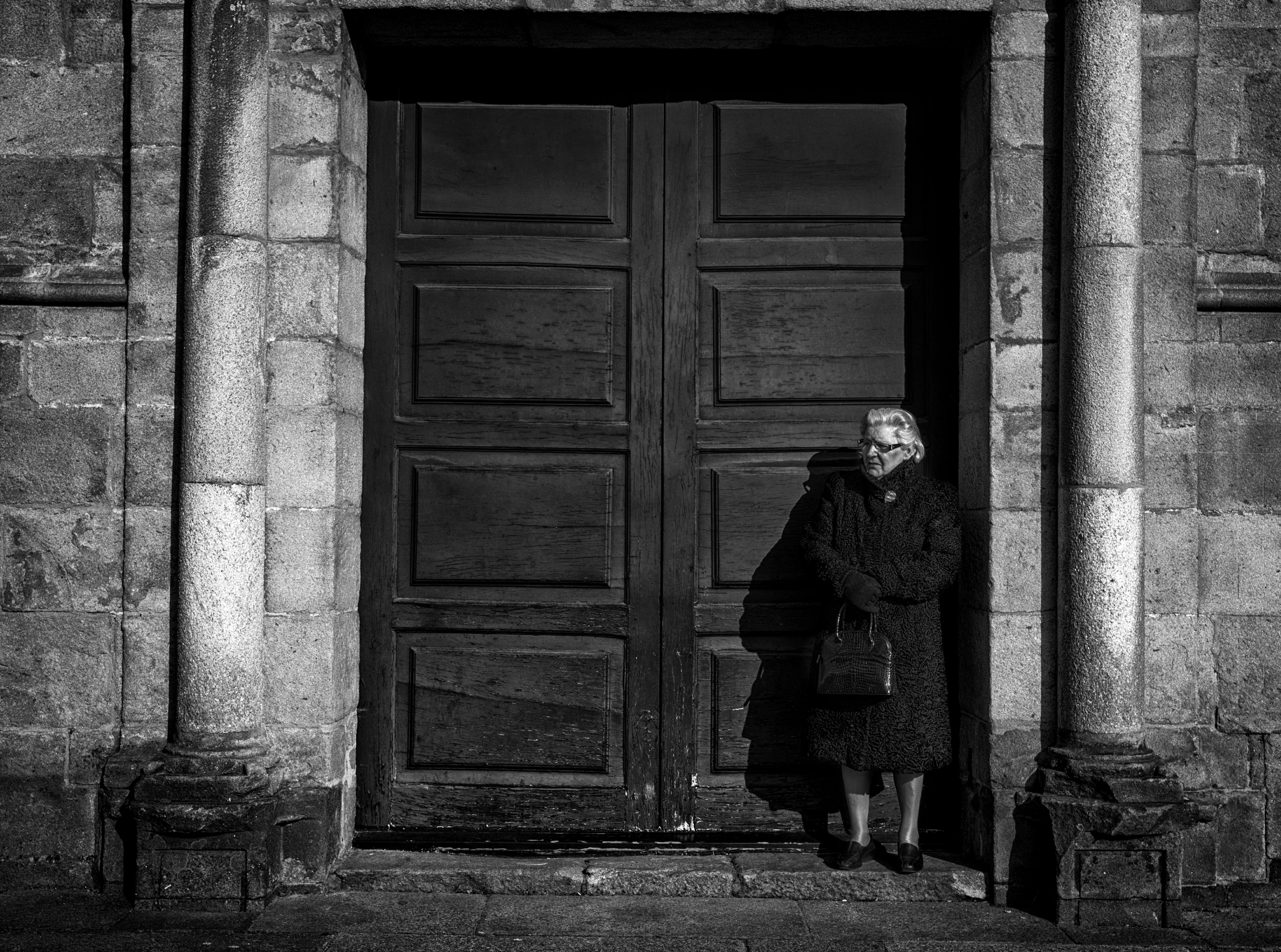4K, men, building, summicron, architectural column, compostela, door, built structure, house, dissatisfaction, real people, day, Black and White, outdoors, HD Wallpaper