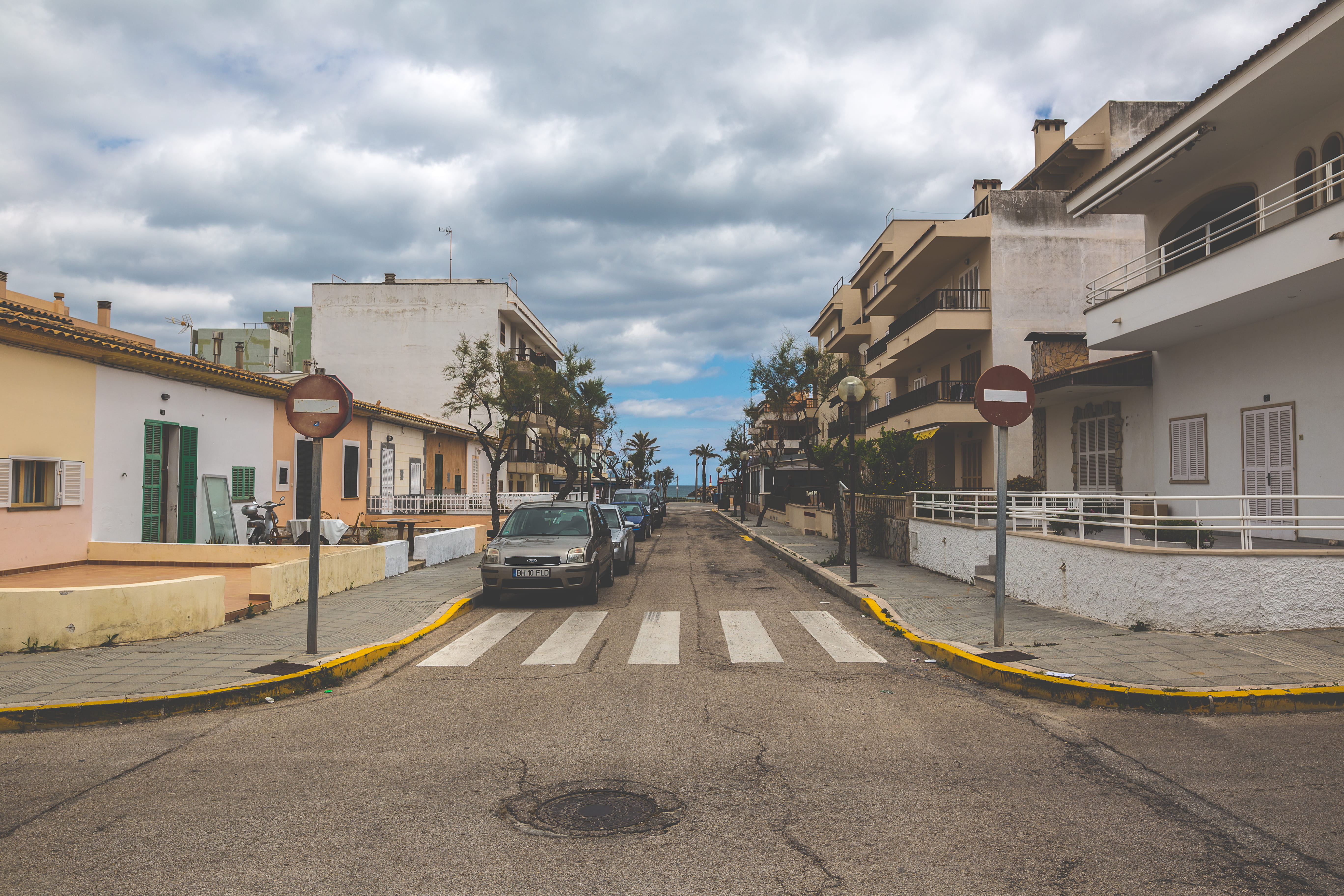 mode of transportation, building exterior, cloud - sky, sky, palma, city, stop sign, car, land vehicle, mallorca, street, day, wrong way, transportation, HD Wallpaper