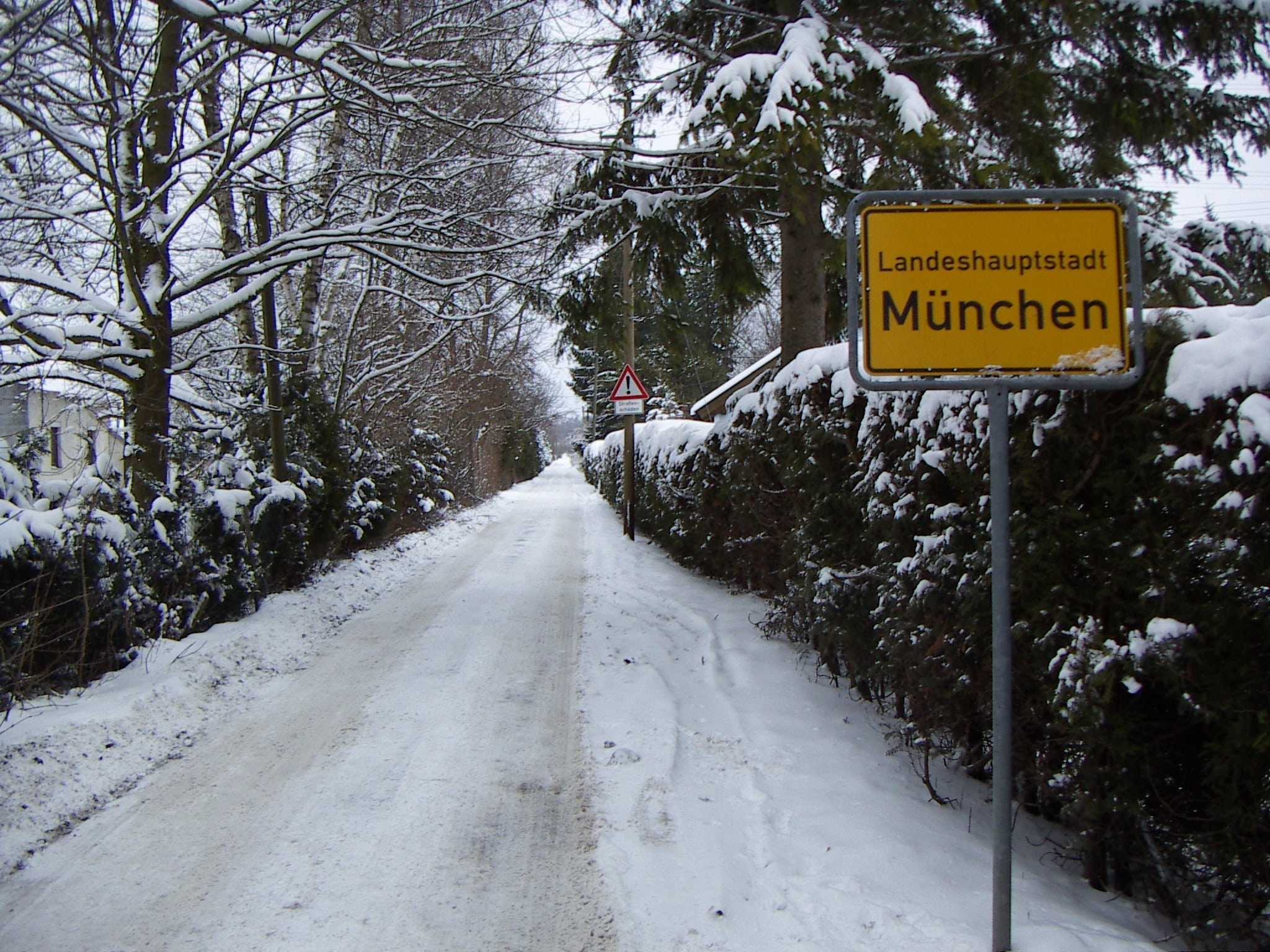 road sign, entrance, snow, nature, plant, winter, covering, district exterior, no people, munich, information, city limits, outdoors, street, direction, HD Wallpaper